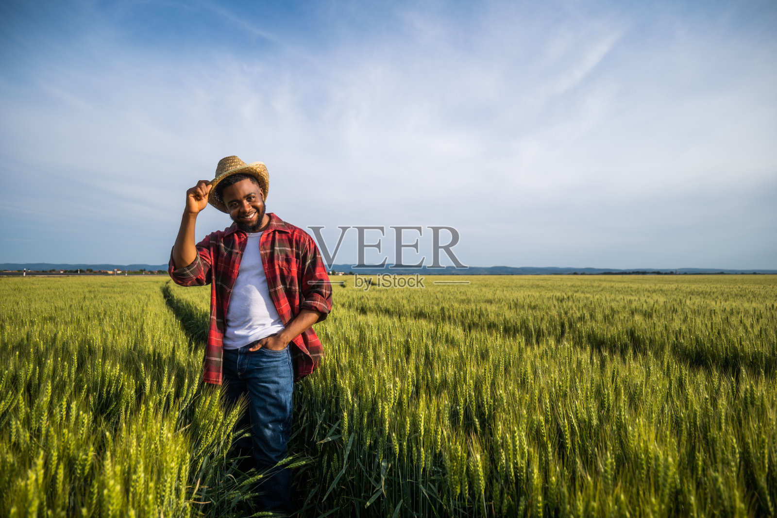 农夫站在麦田里照片摄影图片