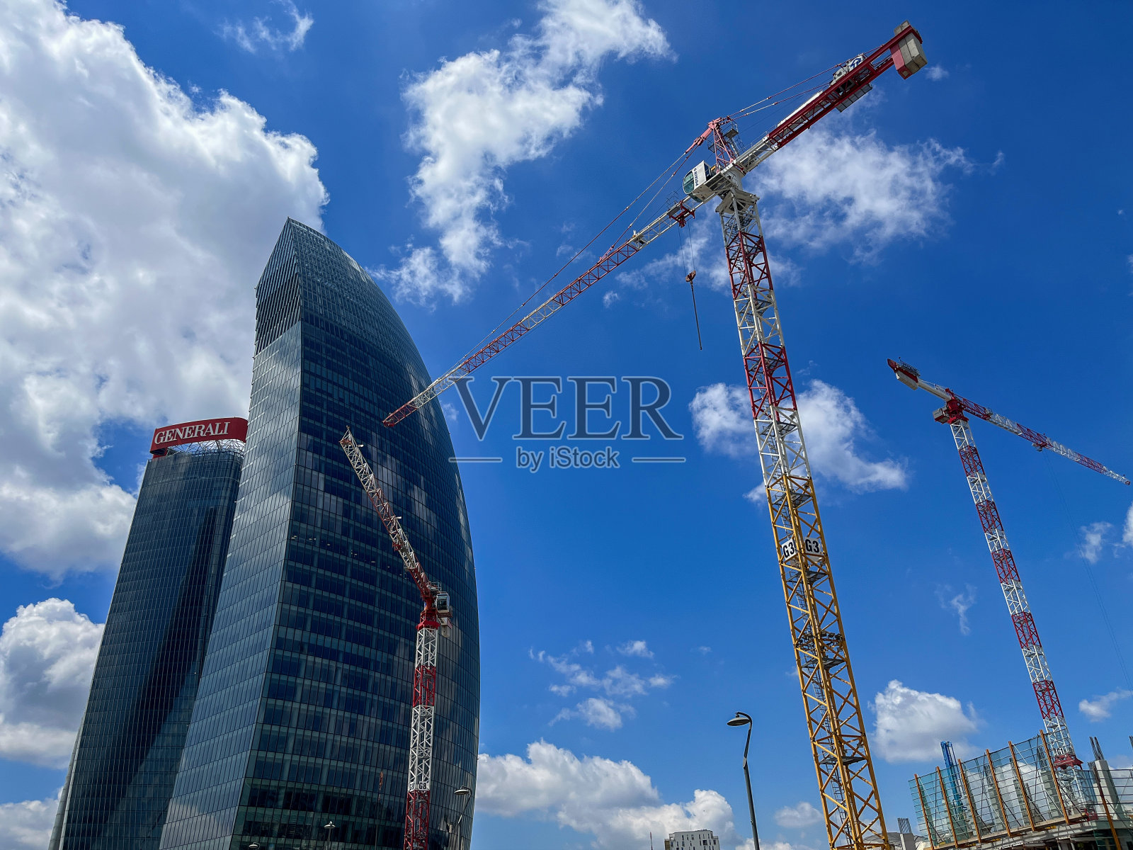 城市生活公园有三座塔和起重机。米兰,意大利照片摄影图片