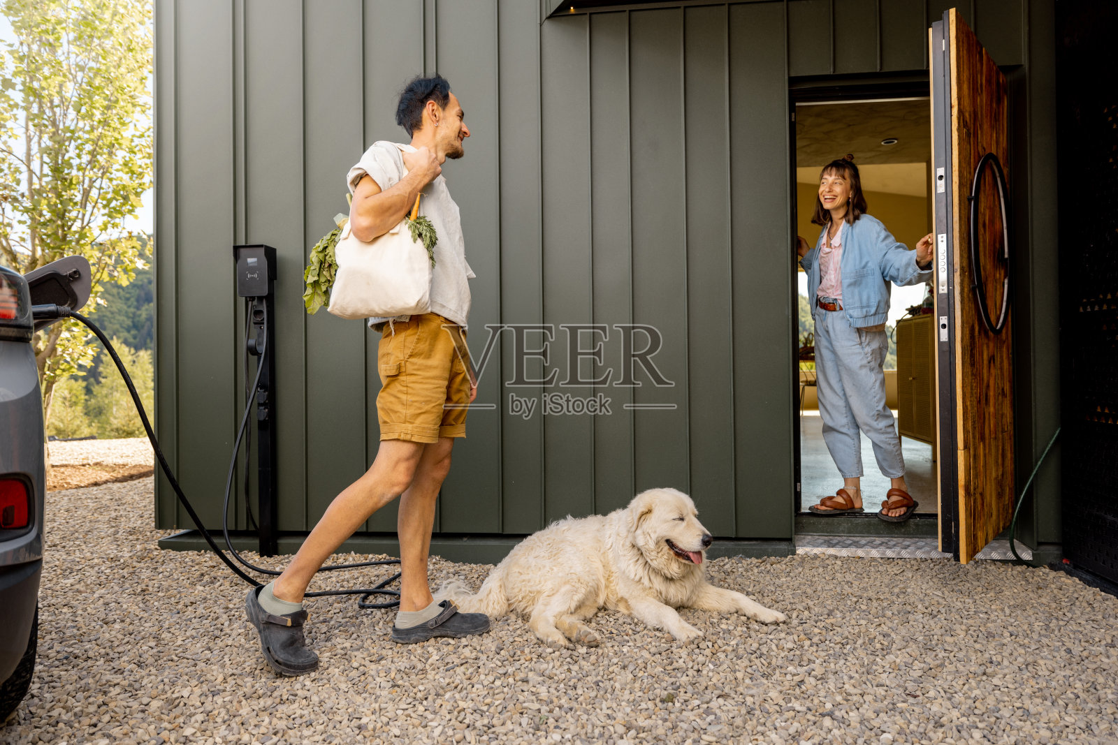 幸福的男人和女人在家门口照片摄影图片