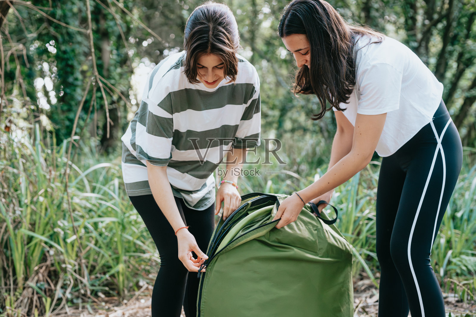 两个女人在大自然中露营照片摄影图片
