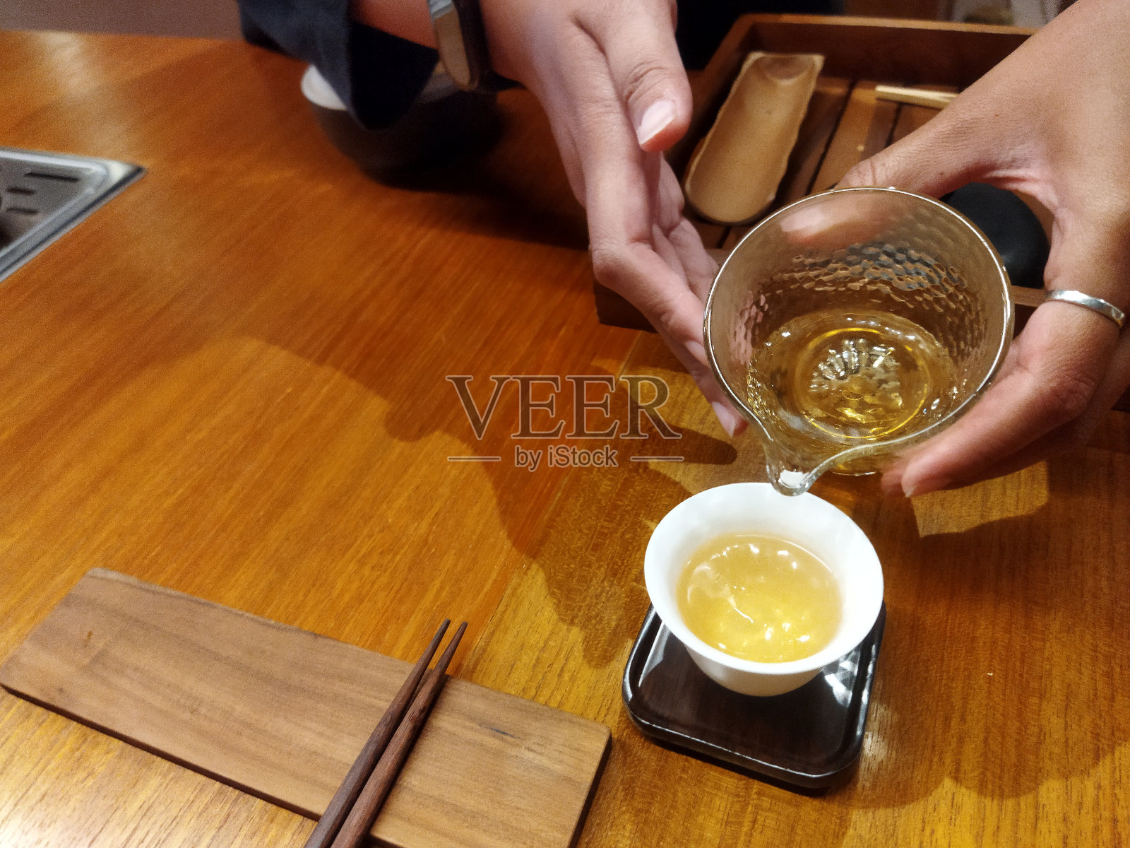 日本麻糬配花生粉和白茶照片摄影图片