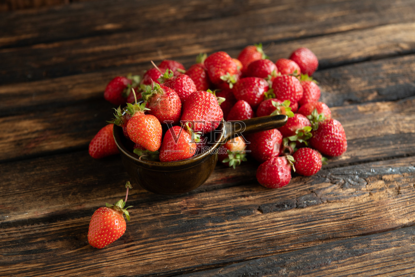 一碗木质背景的新鲜草莓照片摄影图片
