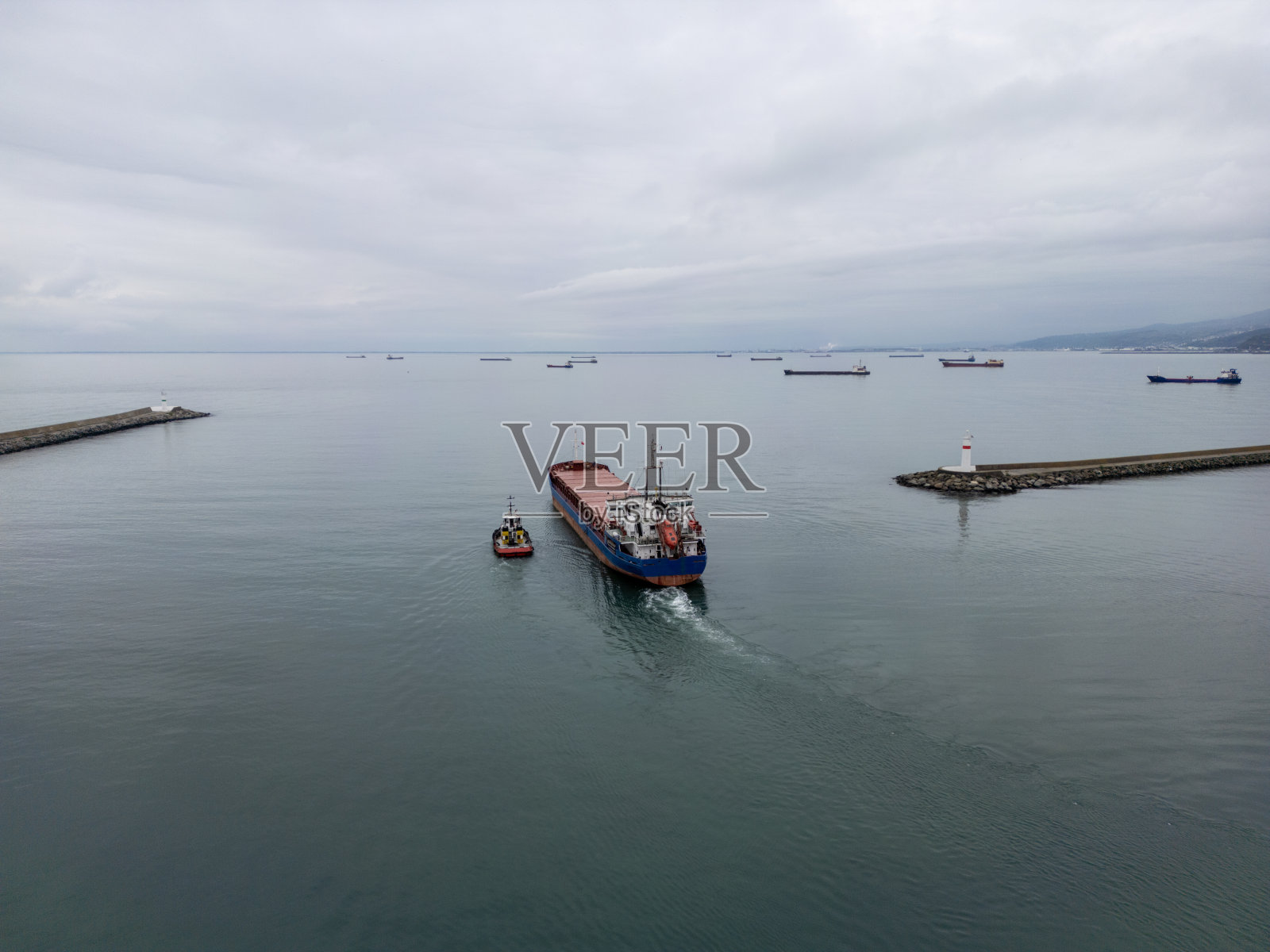 驶出港口的货船照片摄影图片