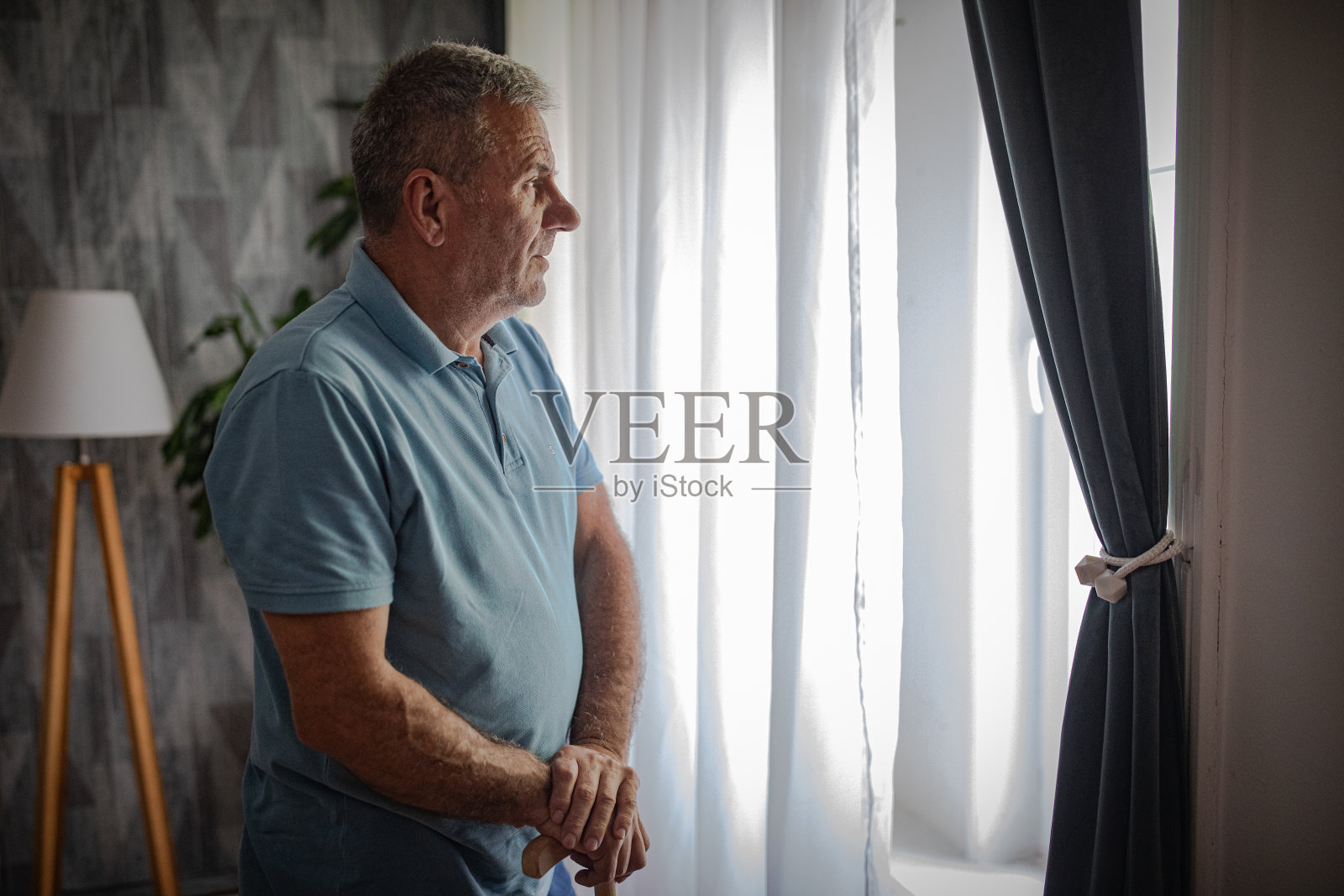 养老院里窗边的老人照片摄影图片