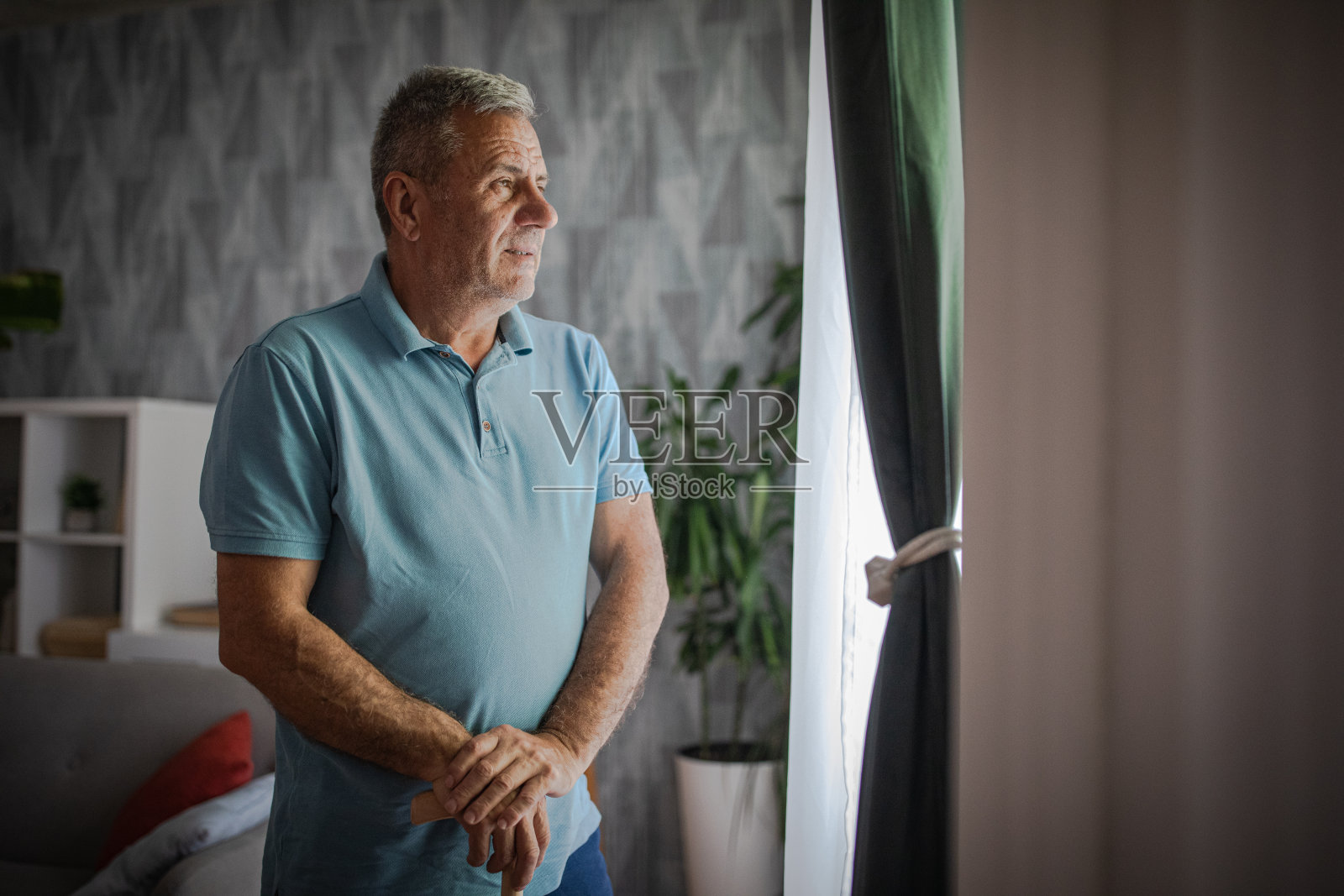 养老院里窗边的老人照片摄影图片