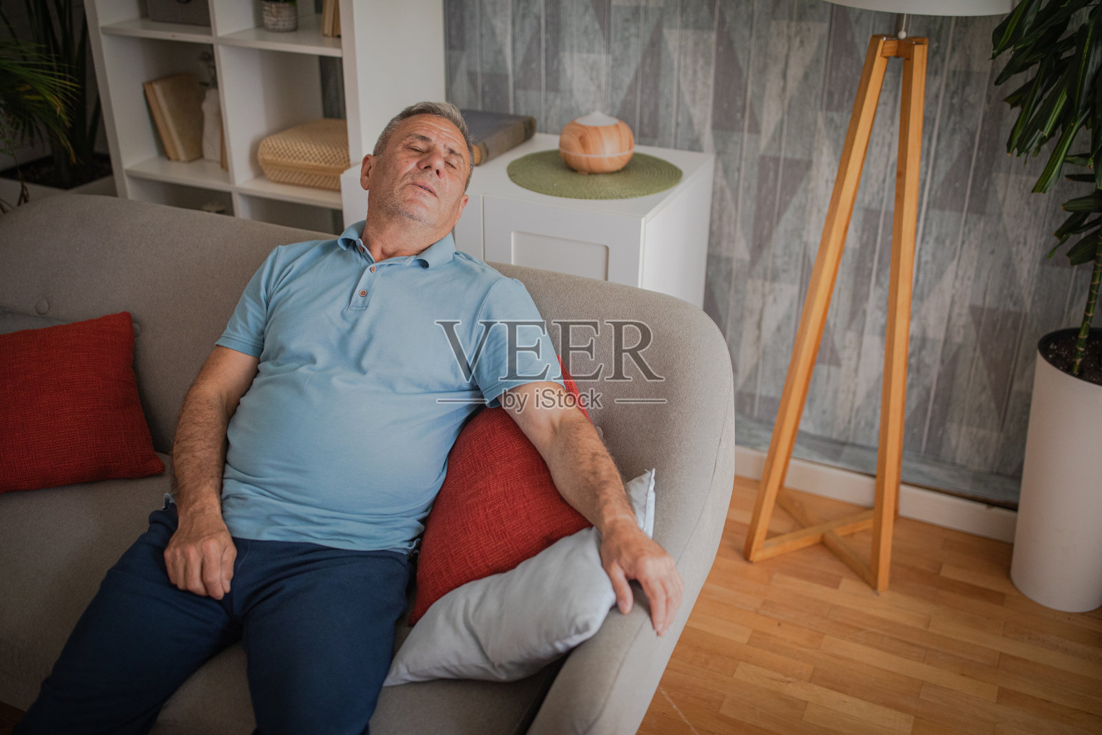 养老院里老人的情绪照片摄影图片