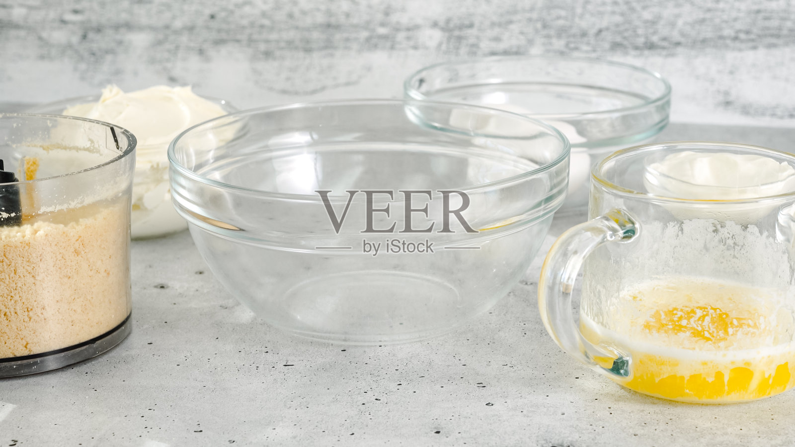 奶酪蛋糕的饼干皮。将碎饼干与融化的黄油混合。自制迷你芝士蛋糕的制作过程，特写食材，平铺照片摄影图片