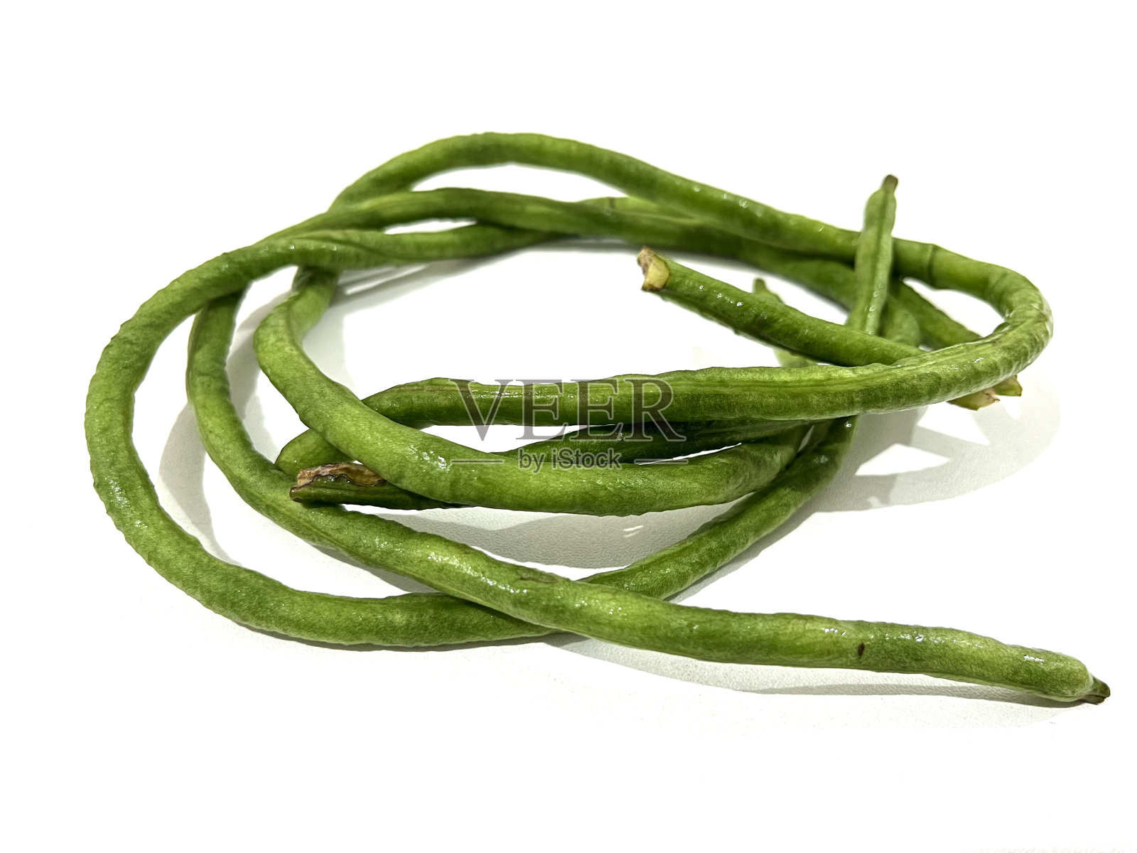 白色背景上孤立的长豆照片摄影图片