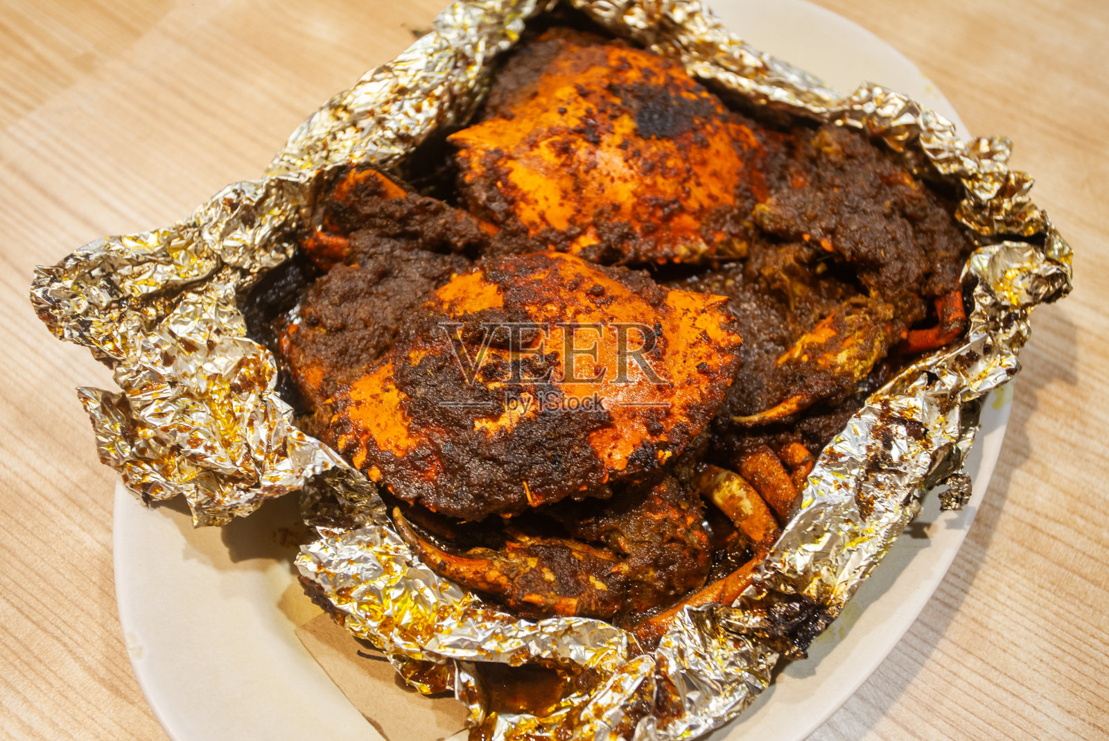 烟熏五香蟹，一种特色食品，来自印尼东加里曼丹萨林达的海鲜。用烟熏和许多香料调味的螃蟹菜。照片摄影图片