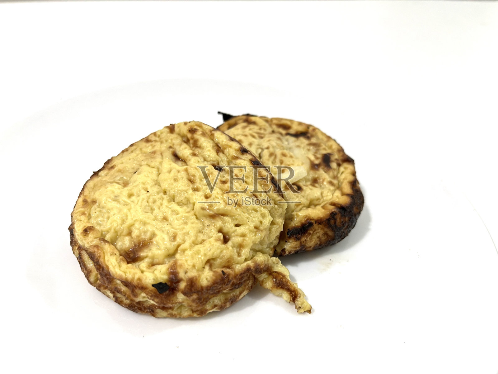 白色背景上的泥土蛋糕照片摄影图片