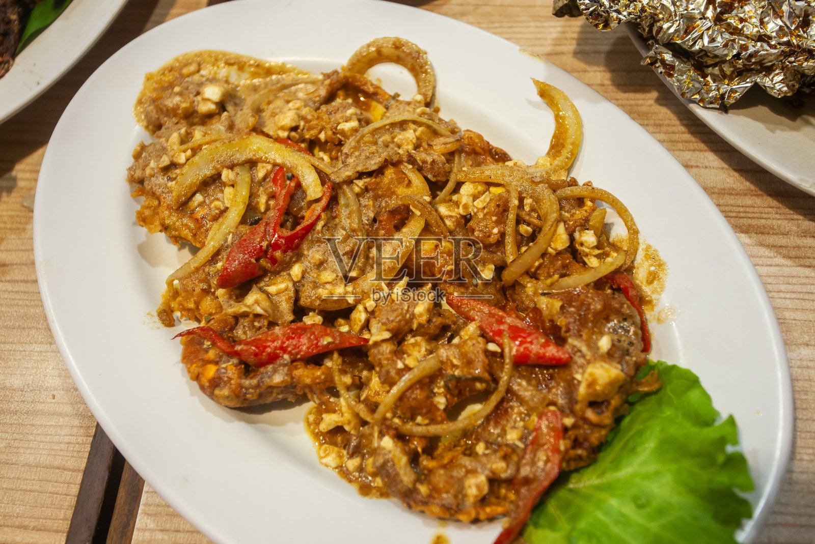 咸蛋蟹，特色菜，产自印尼东加里曼丹萨马林达的海鲜。蟹肉加咸蛋照片摄影图片