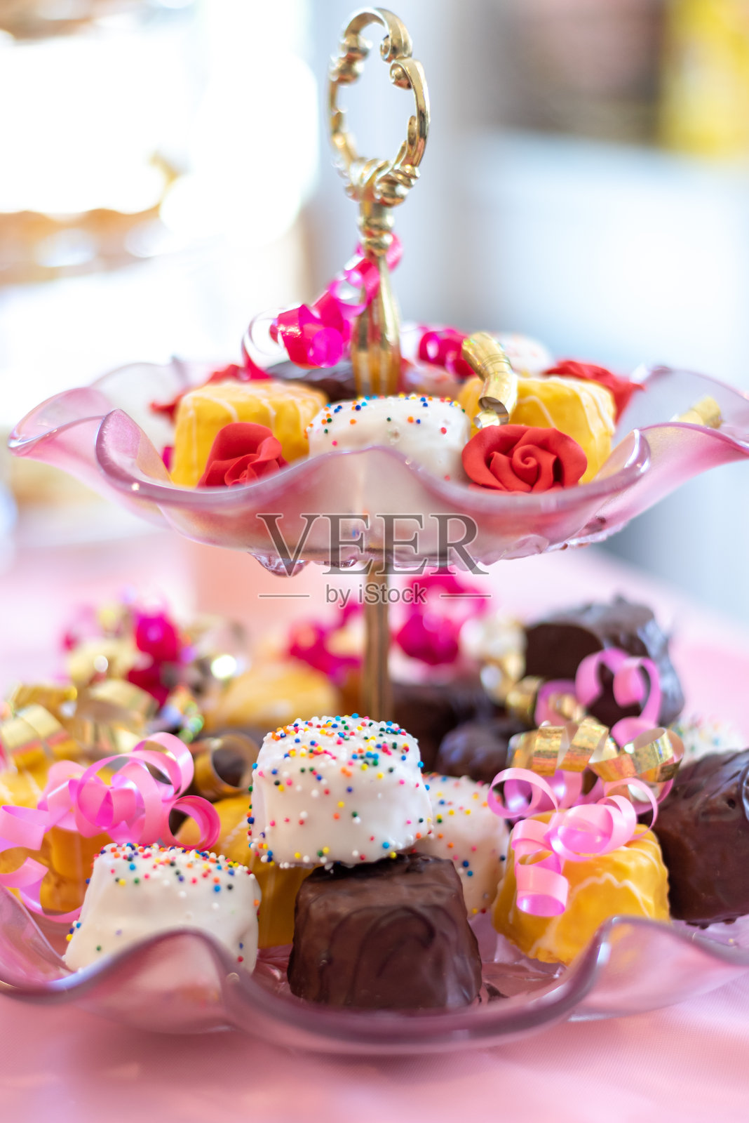 漂亮的小蛋糕的分层托盘照片摄影图片