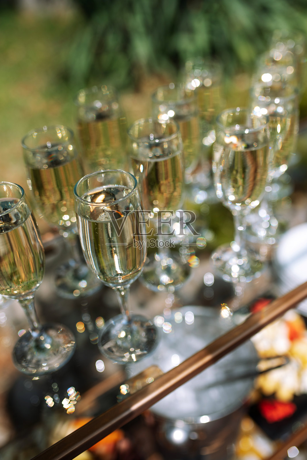 欢迎自助餐，有酒水和小吃照片摄影图片