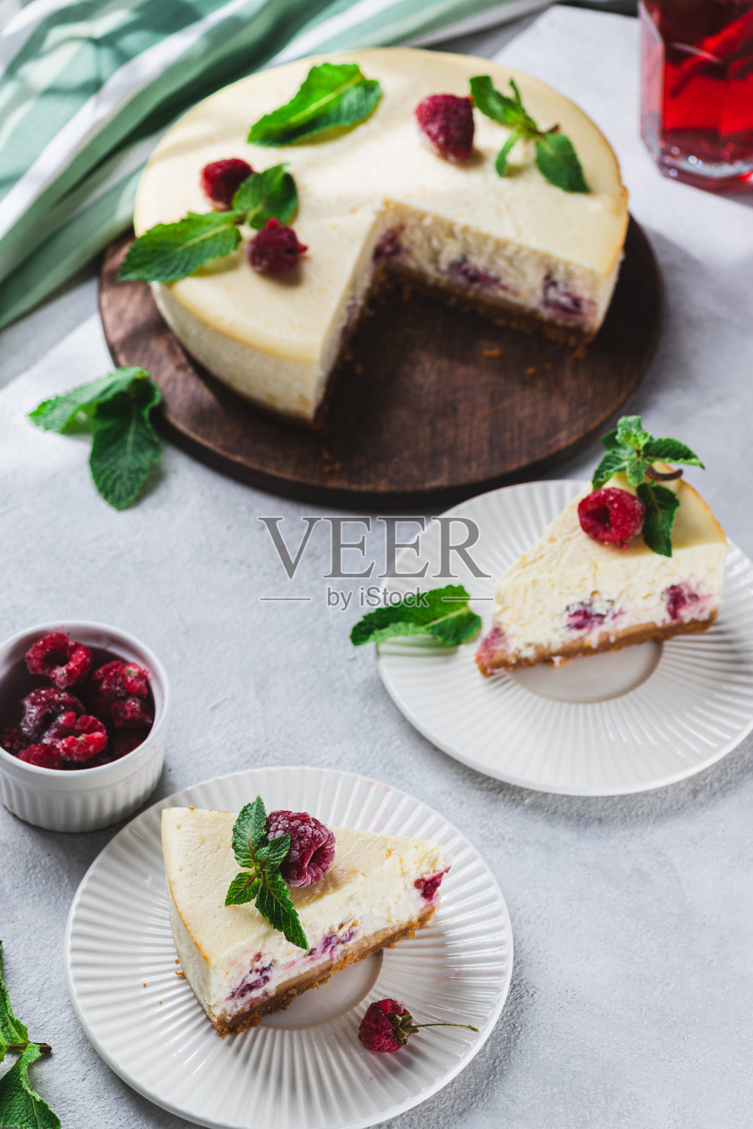 用浆果和薄荷叶装饰的覆盆子芝士蛋糕照片摄影图片
