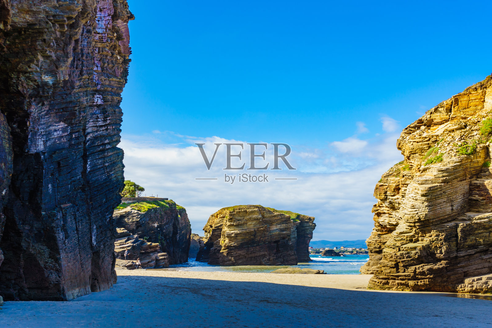 退潮时的海洋。西班牙加利西亚的大教堂海滩。照片摄影图片