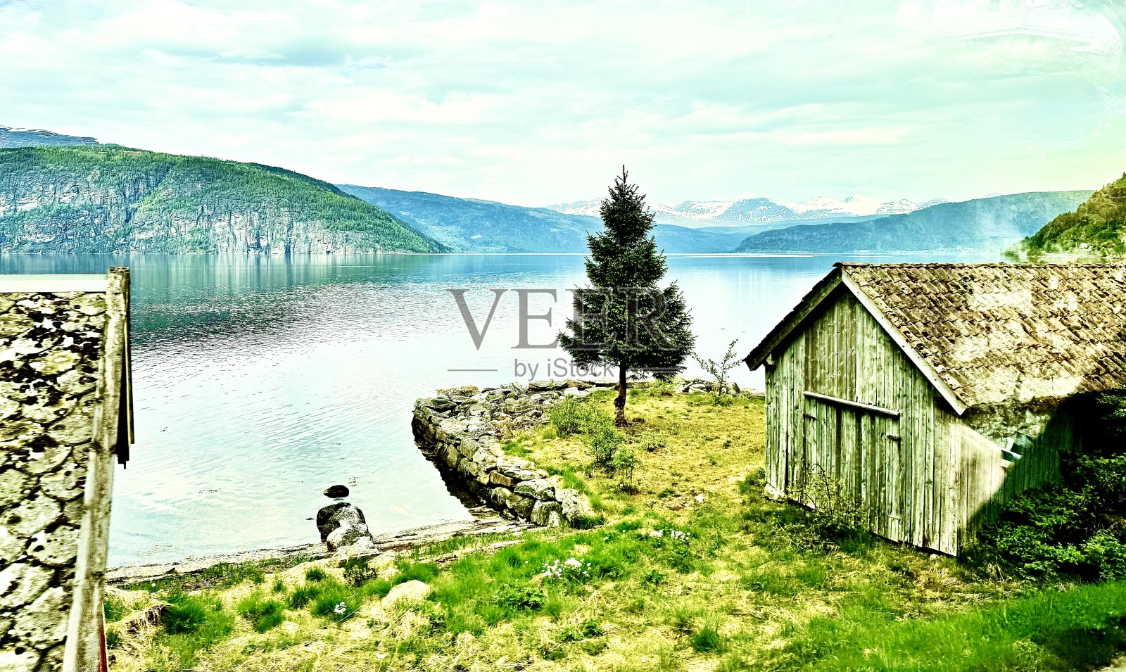 位于峡湾旁的废弃谷仓照片摄影图片