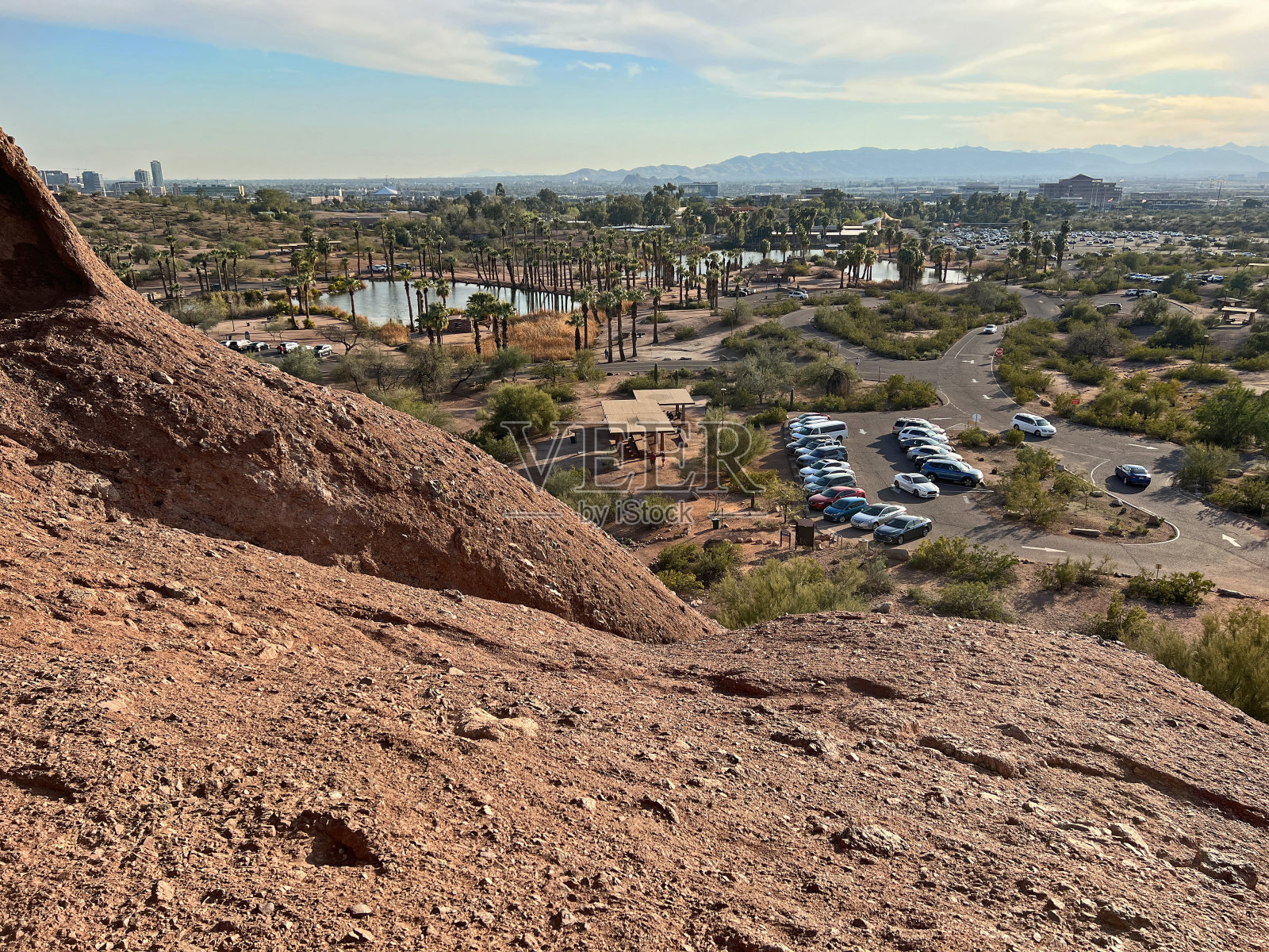 从亚利桑那州帕帕戈公园的岩石洞看公园照片摄影图片
