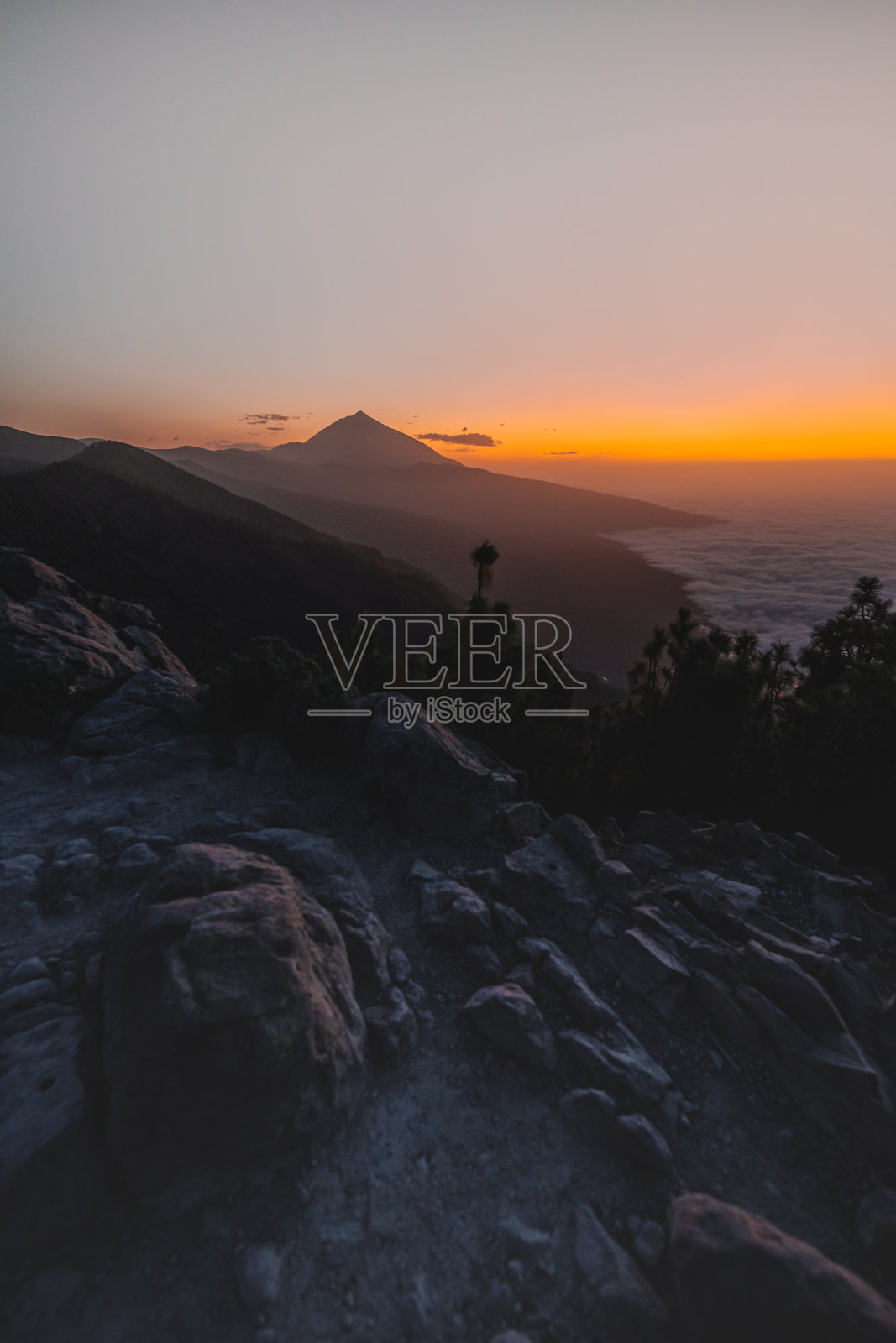 日落时特内里费岛上的火山景观，远处是泰德火山照片摄影图片