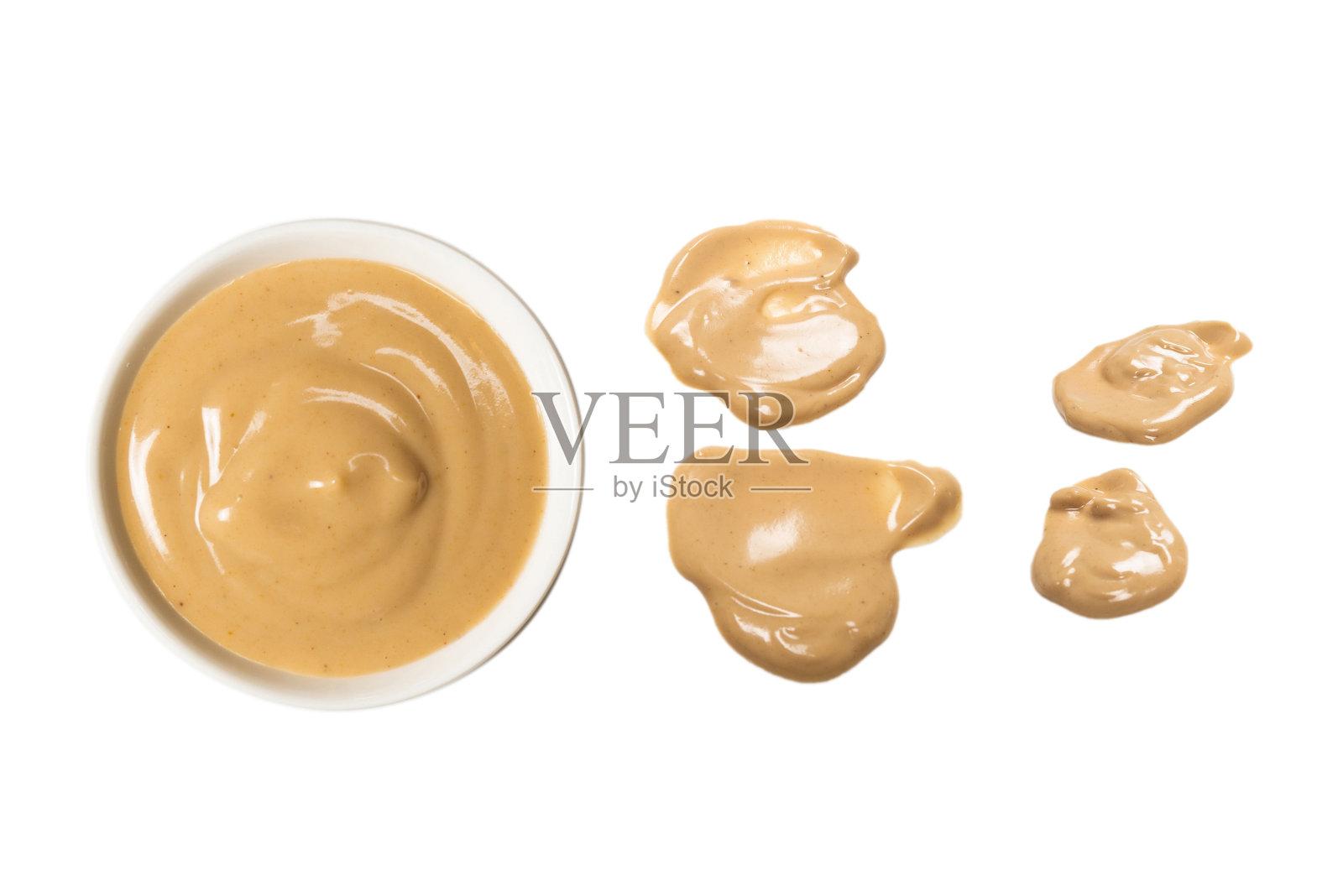 蘑菇酱放在碗里，孤立在白色背景上。照片摄影图片