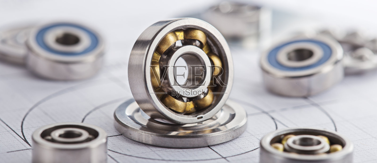 不同的轴承在蓝图背景。这是机制的一部分。照片摄影图片