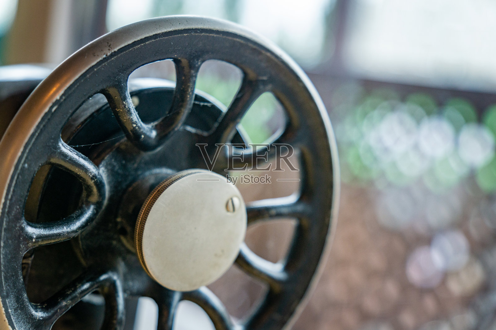 一个带有白色旋钮的古董缝纫机轮子特写照片摄影图片