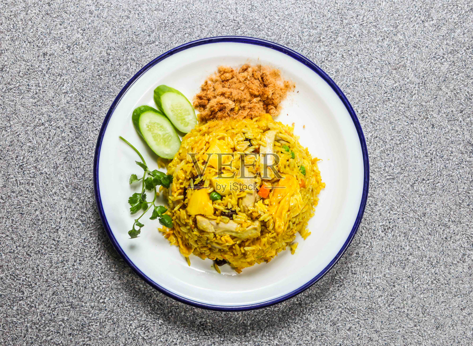 凤梨米饭配鸡肉、黄瓜和香菜，盛在盘子里，灰色的背景是香港快餐的顶视图照片摄影图片