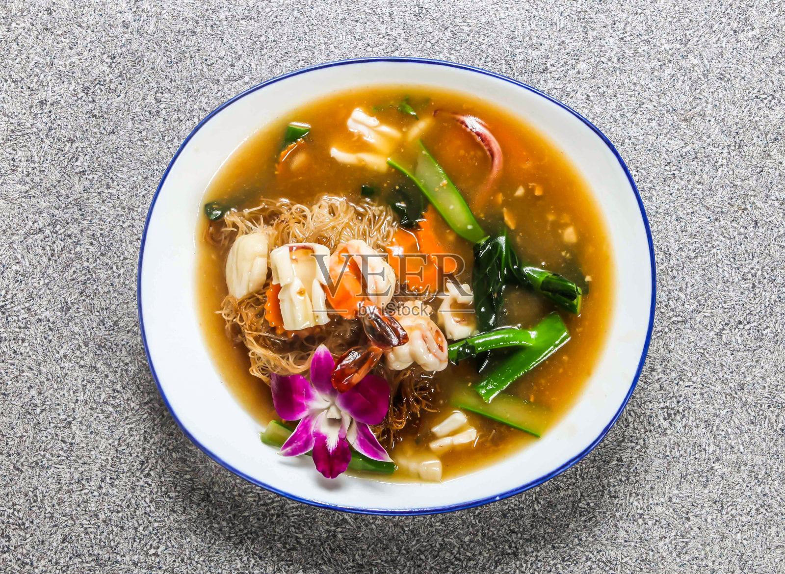 湿炒海鲜米粉配黄瓜和香菜，在灰色背景的香港快餐的顶部视图孤立的盘子照片摄影图片