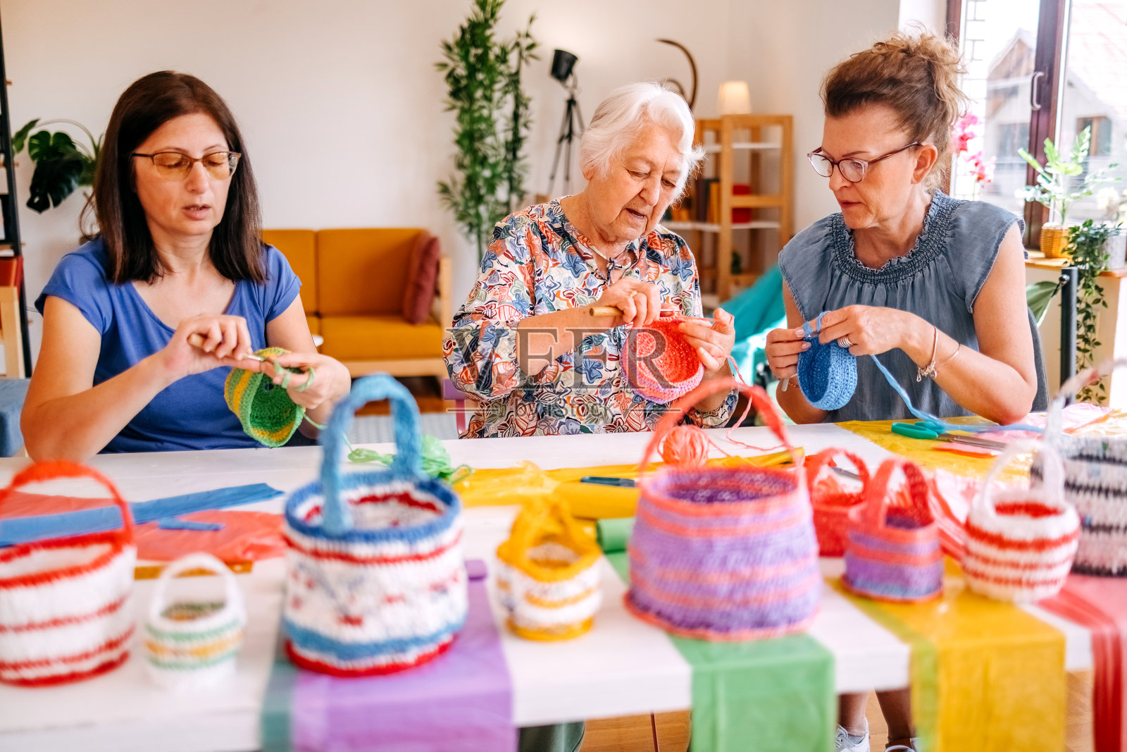 家庭成员有一个有趣的爱好，用塑料袋制作装饰篮子照片摄影图片