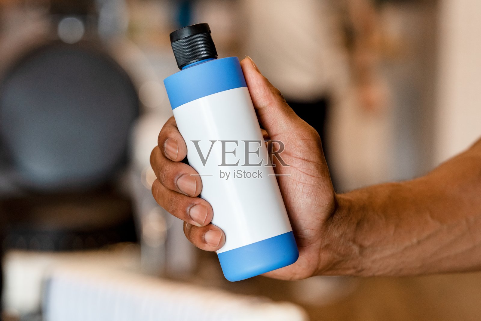 理发师用头发产品，蓝色瓶子，空白白色标签照片摄影图片