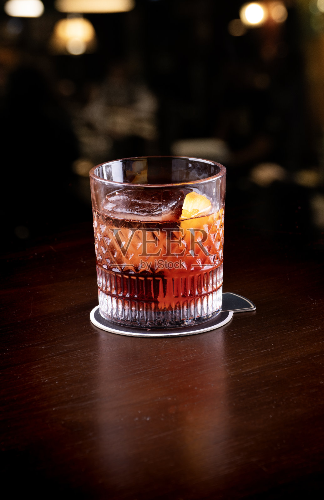 内格罗尼苦艾酒金巴利酒在模糊的酒吧背景照片摄影图片