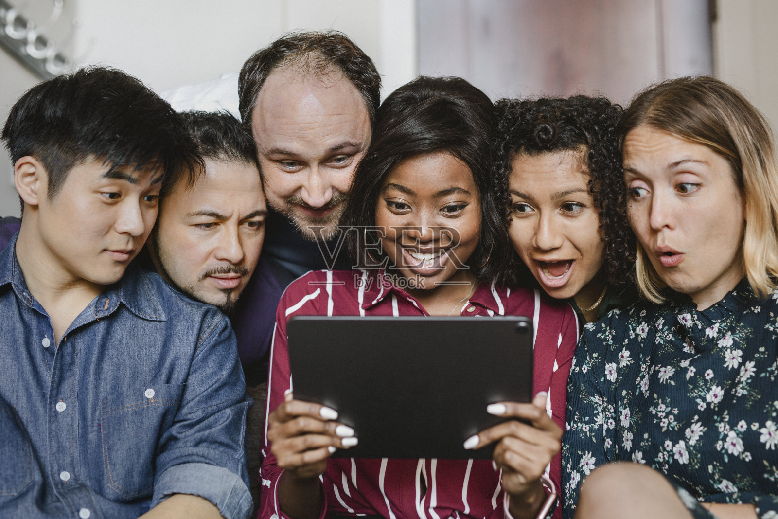 一群不同的商务人士一起在平板电脑上观看内容照片摄影图片