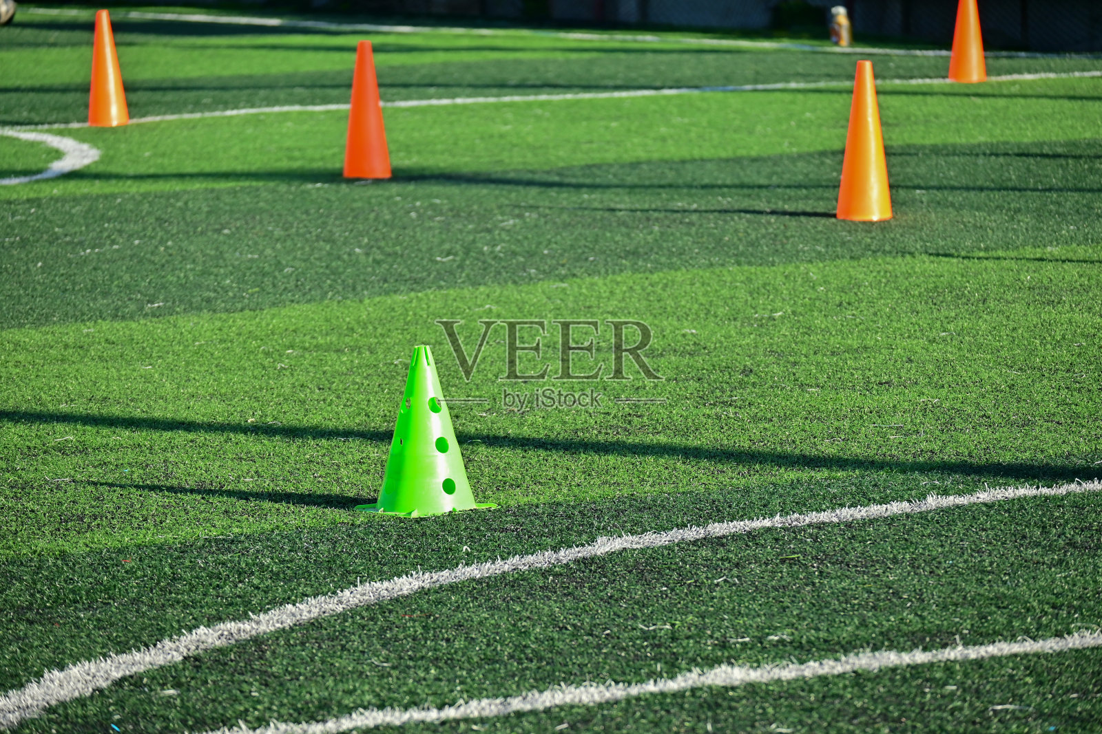 人造绿草足球场与橙色训练锥照片摄影图片