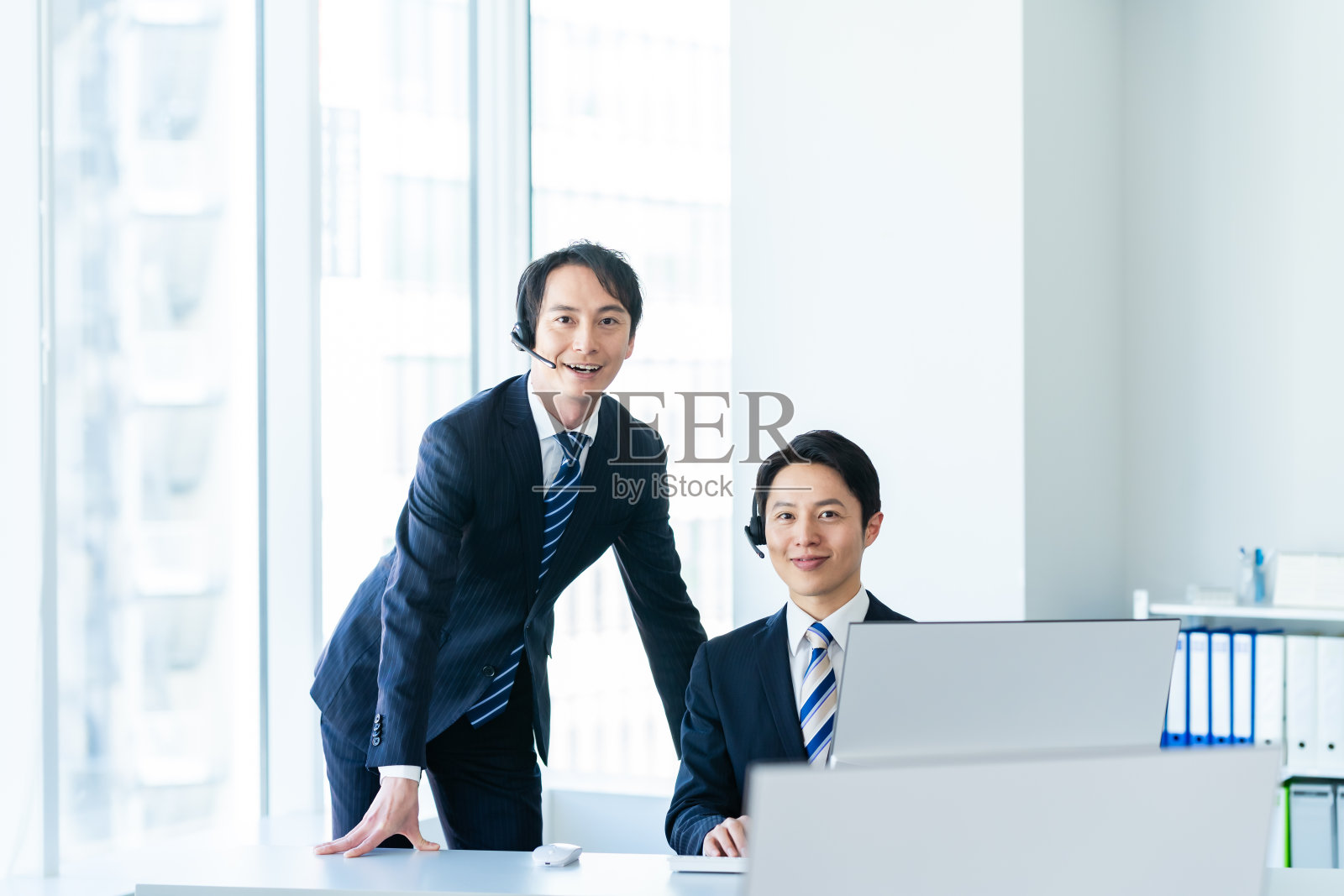 在呼叫中心工作的商人照片摄影图片