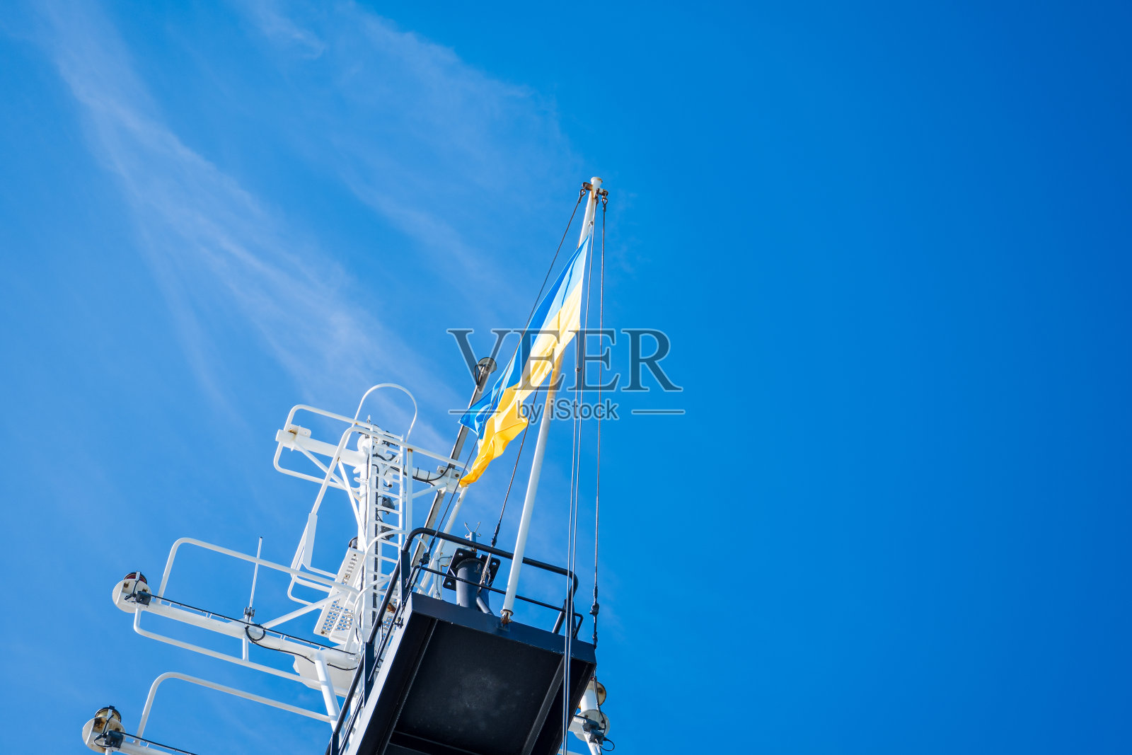 乌克兰国旗。天空背景。乌克兰国旗在蓝天中飘扬。照片摄影图片