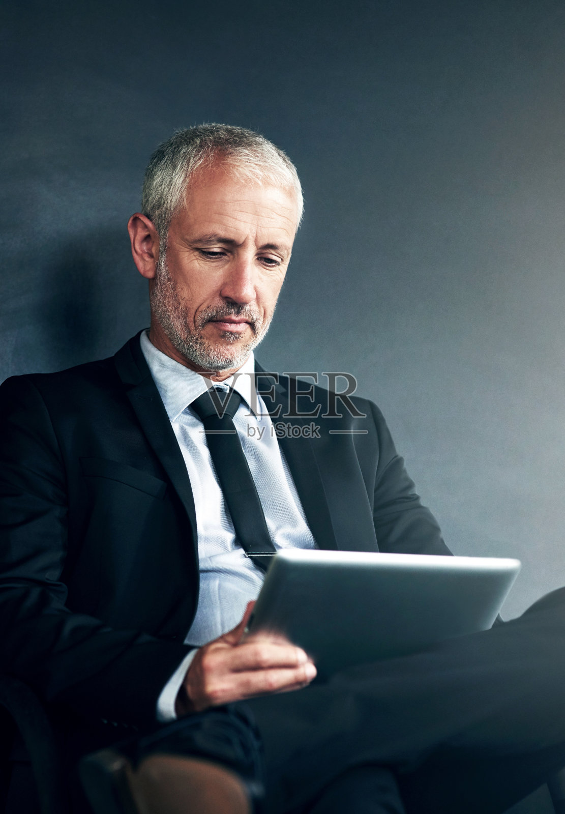 男人，平板电脑和阅读工作室背景业务，研究金融项目或加密。男性经理，移动技术和股票市场规划，搜索或审查区块链应用程序照片摄影图片