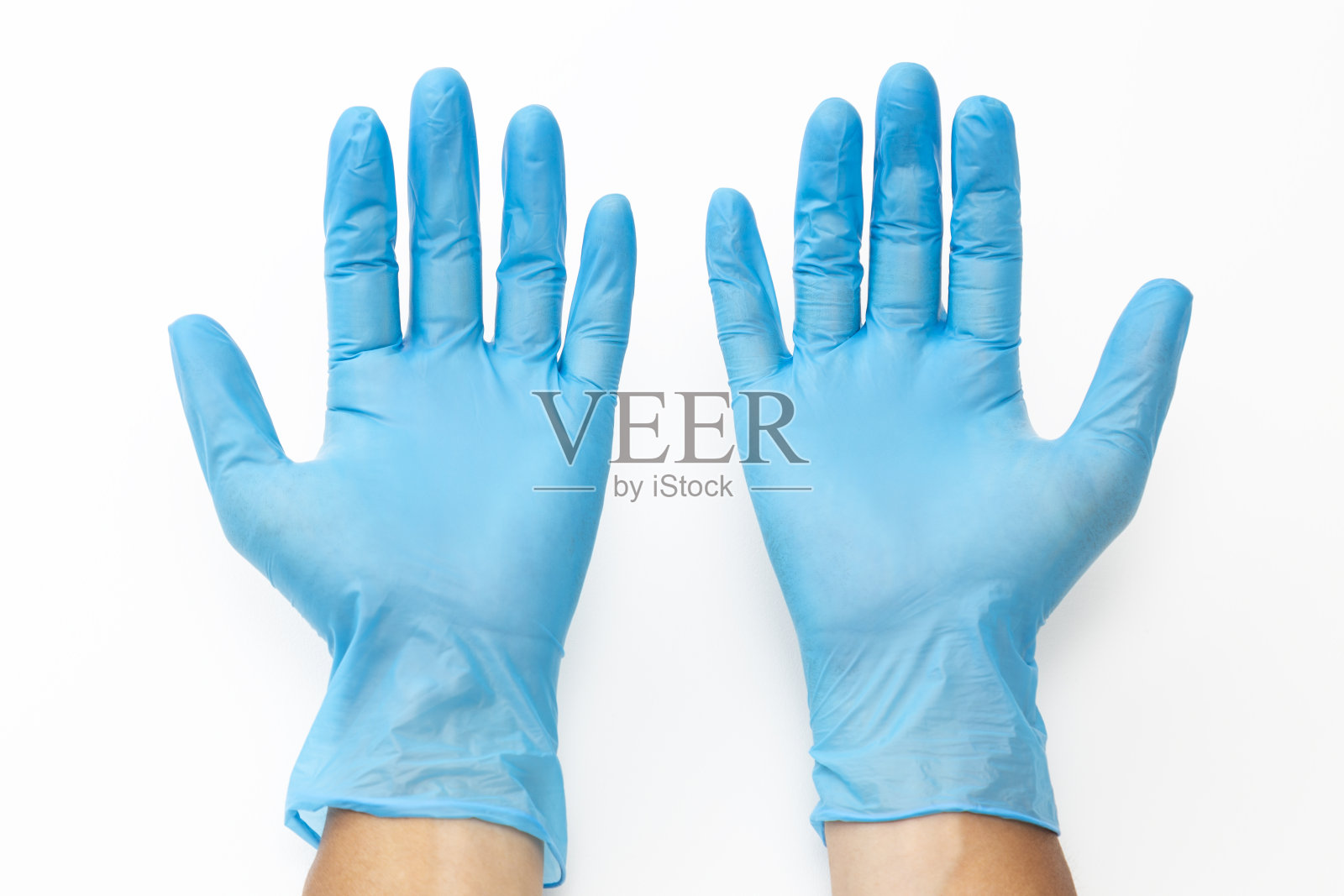 一只戴着橡胶手套的男人的手。照片摄影图片