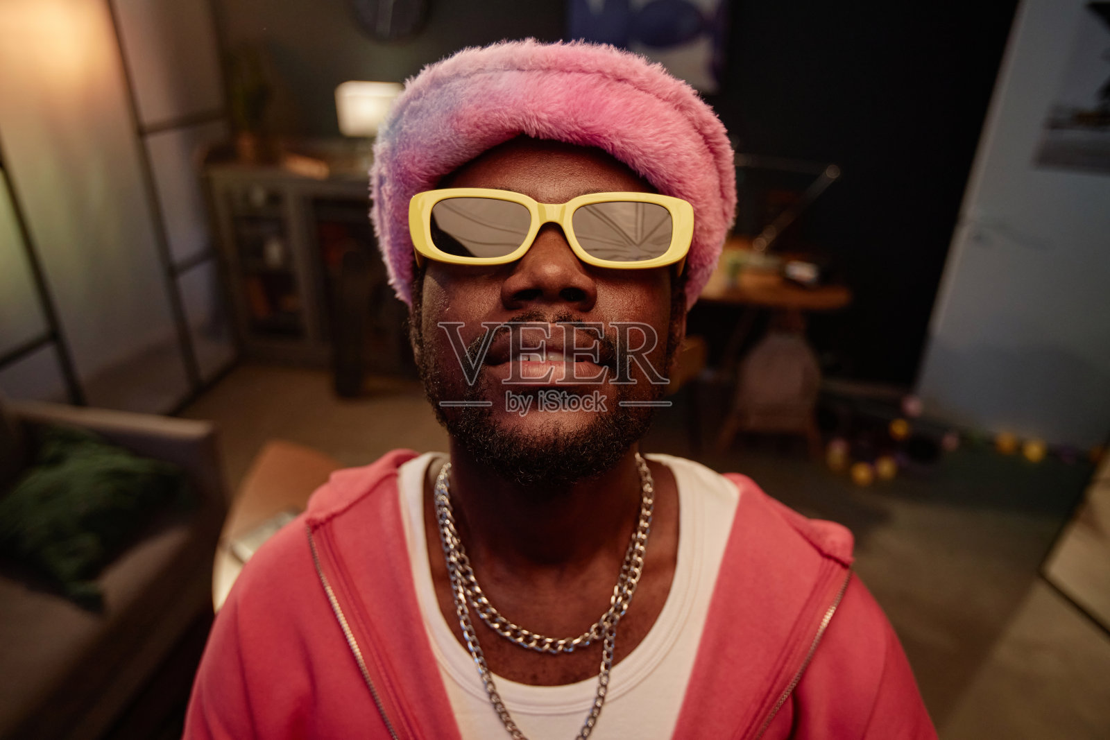 黑人男子穿着粉红色的衣服，戴着墨镜照片摄影图片