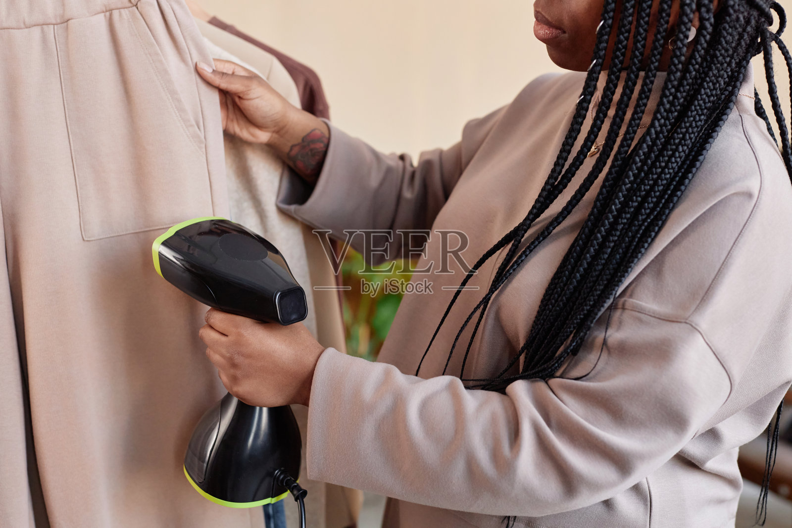 女人蒸精致服装照片摄影图片