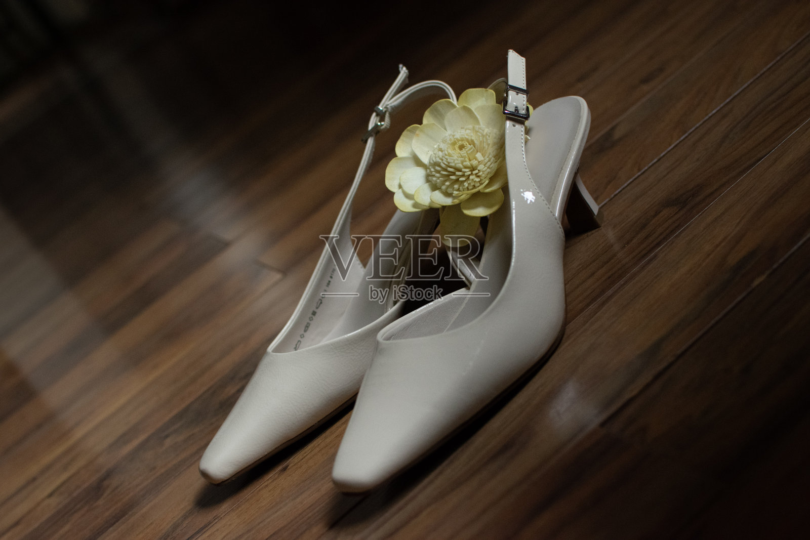 白鞋子和一朵黄花照片摄影图片