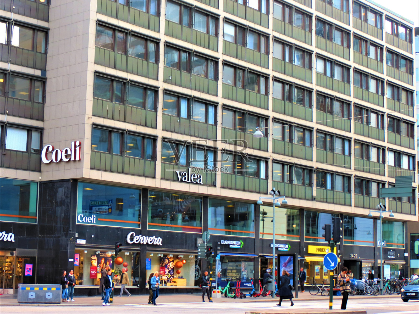 斯德哥尔摩市中心的建筑物和人群。照片摄影图片