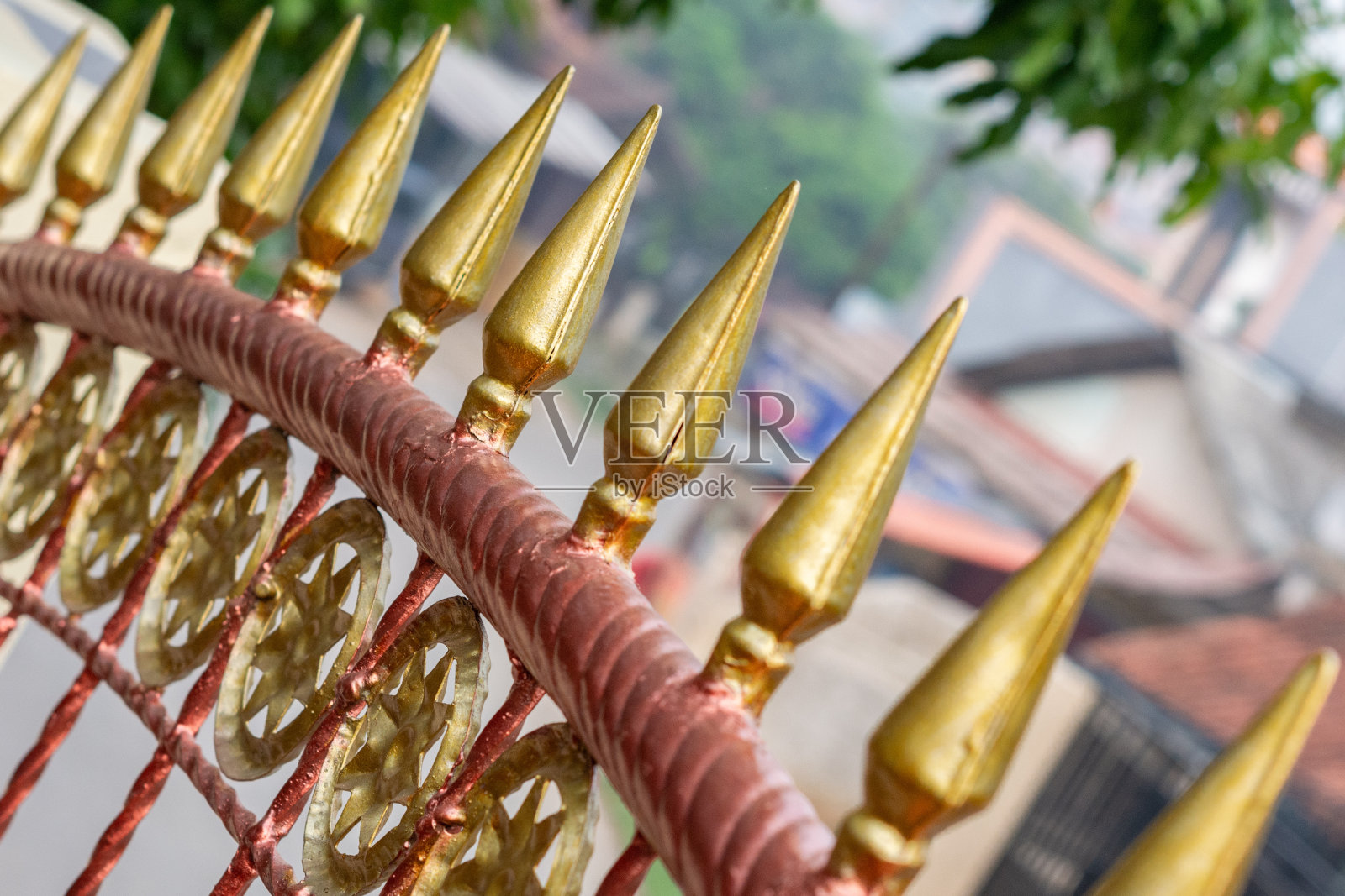 华丽的金色栅栏钉照片摄影图片