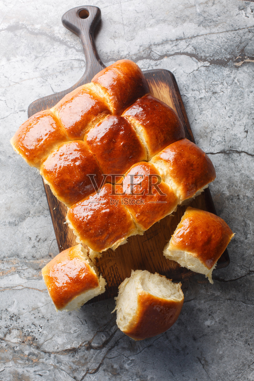 自制夏威夷卷面包软软的和蓬松的木板特写。垂直俯视图照片摄影图片