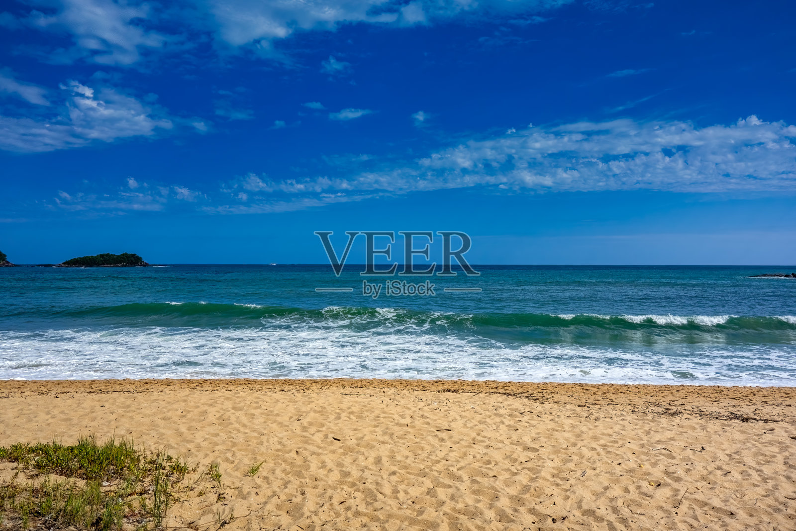 下午去海滩。晴空万里的巴西圣保罗，乌巴图巴的Prumirim海滩。照片摄影图片