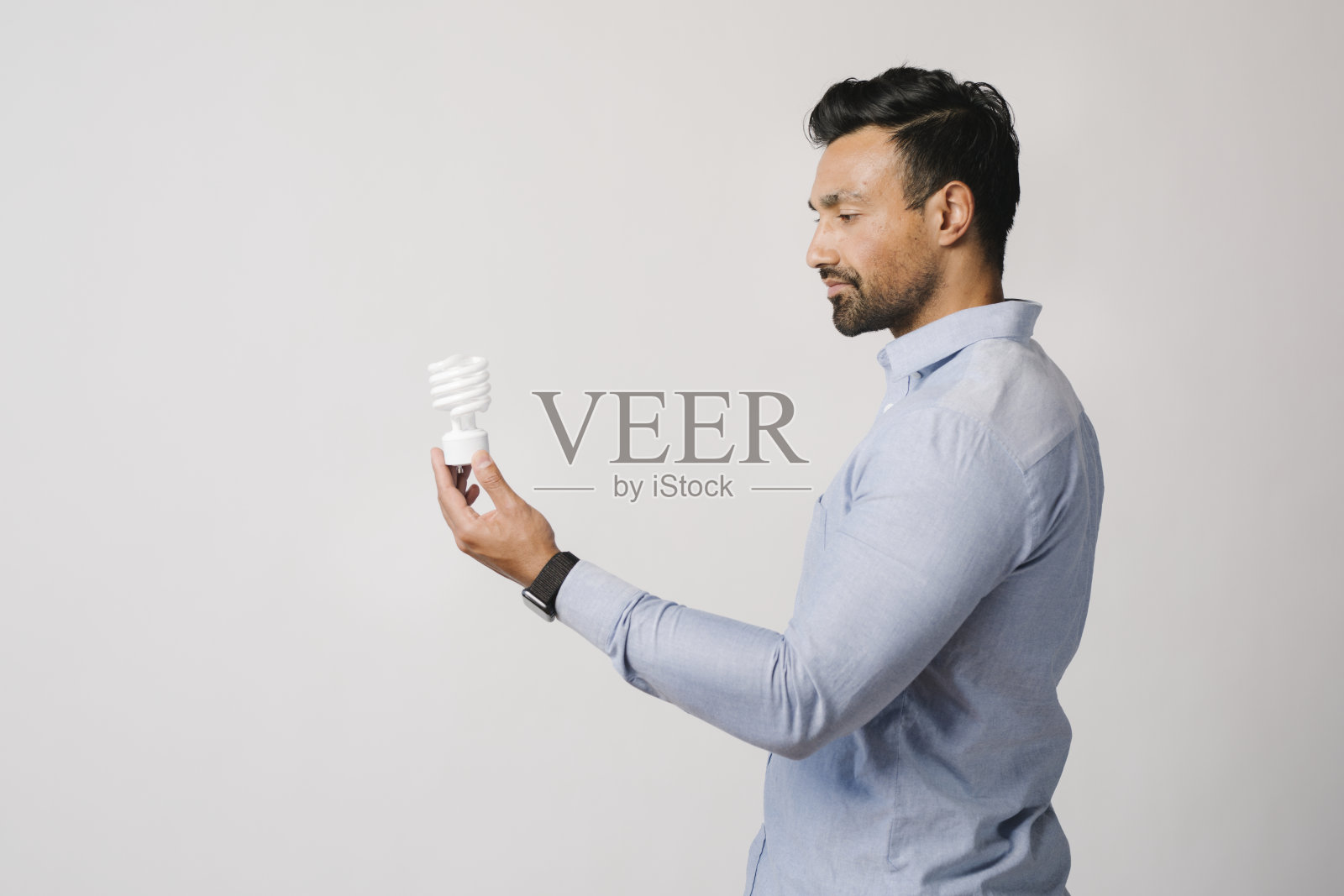 有创意的人拿着灯泡照片摄影图片