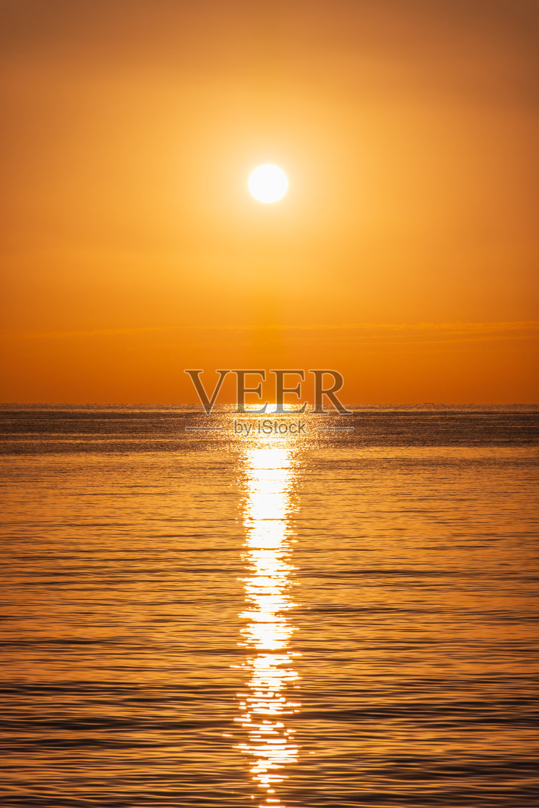 海上美丽的红橙色日出照片摄影图片