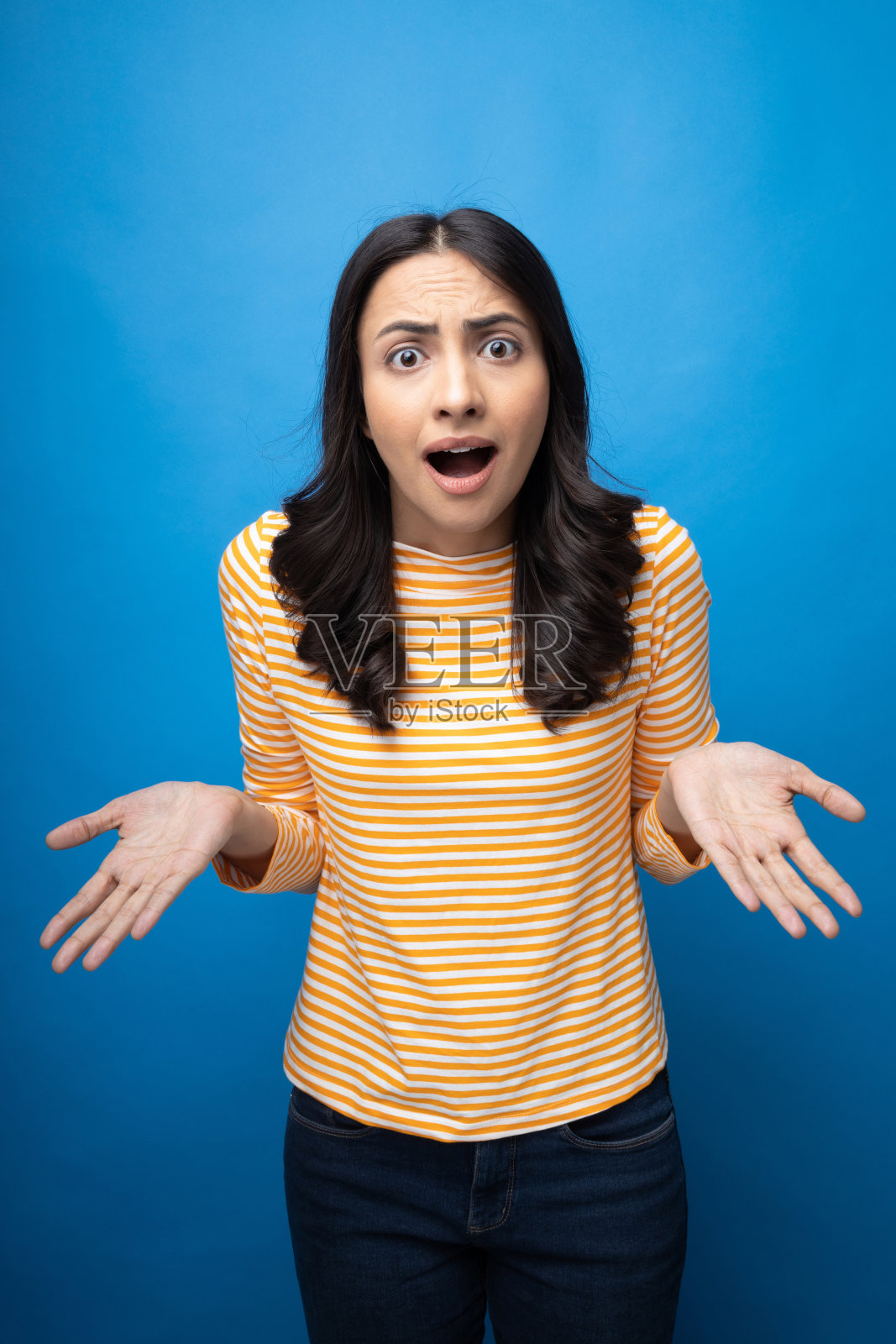 年轻女子的肖像穿着时髦的智能休闲服装孤立在白色背景股票照片照片摄影图片