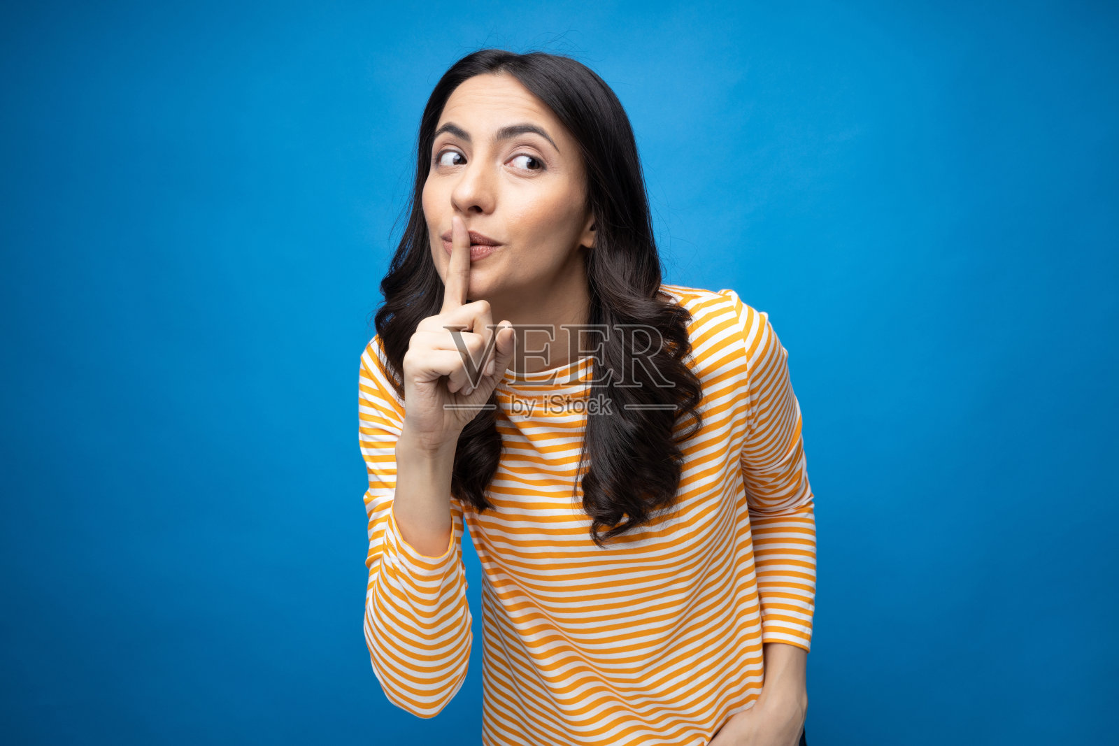 年轻女子的肖像穿着时髦的智能休闲服装孤立的蓝色背景股票照片照片摄影图片