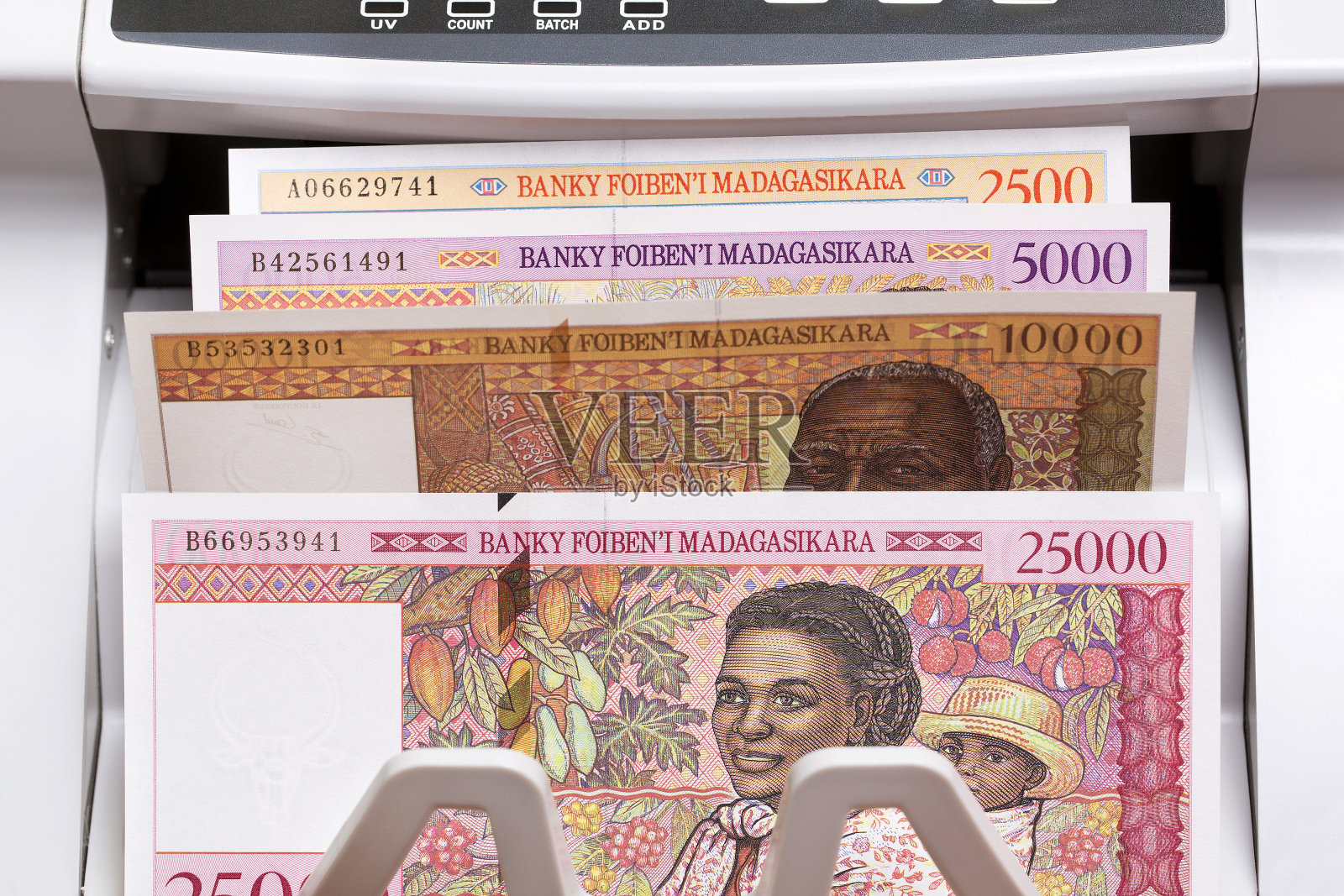 马达加斯加人在计数机里找零照片摄影图片