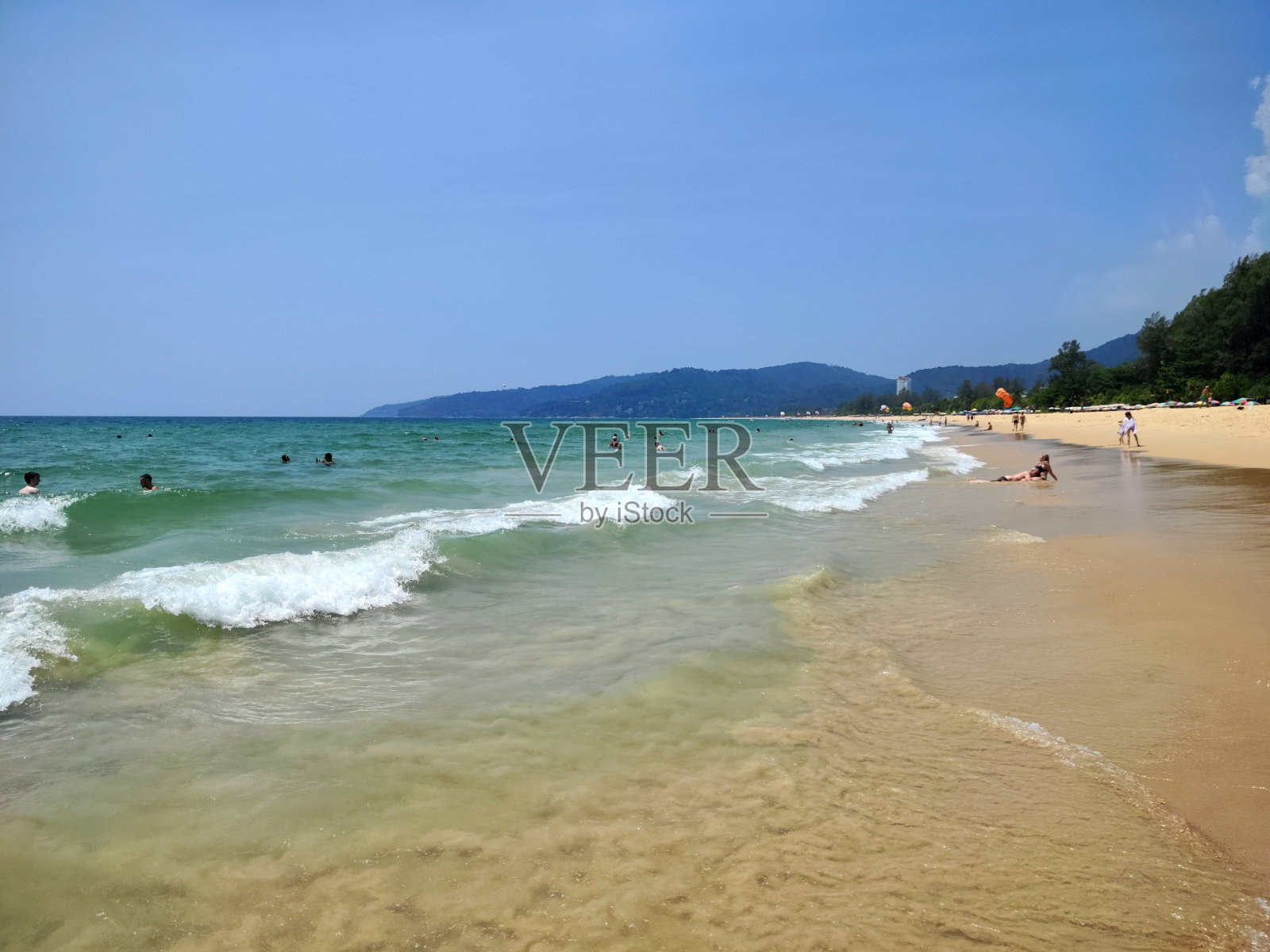 游客在泰国普吉岛卡隆海滩照片摄影图片