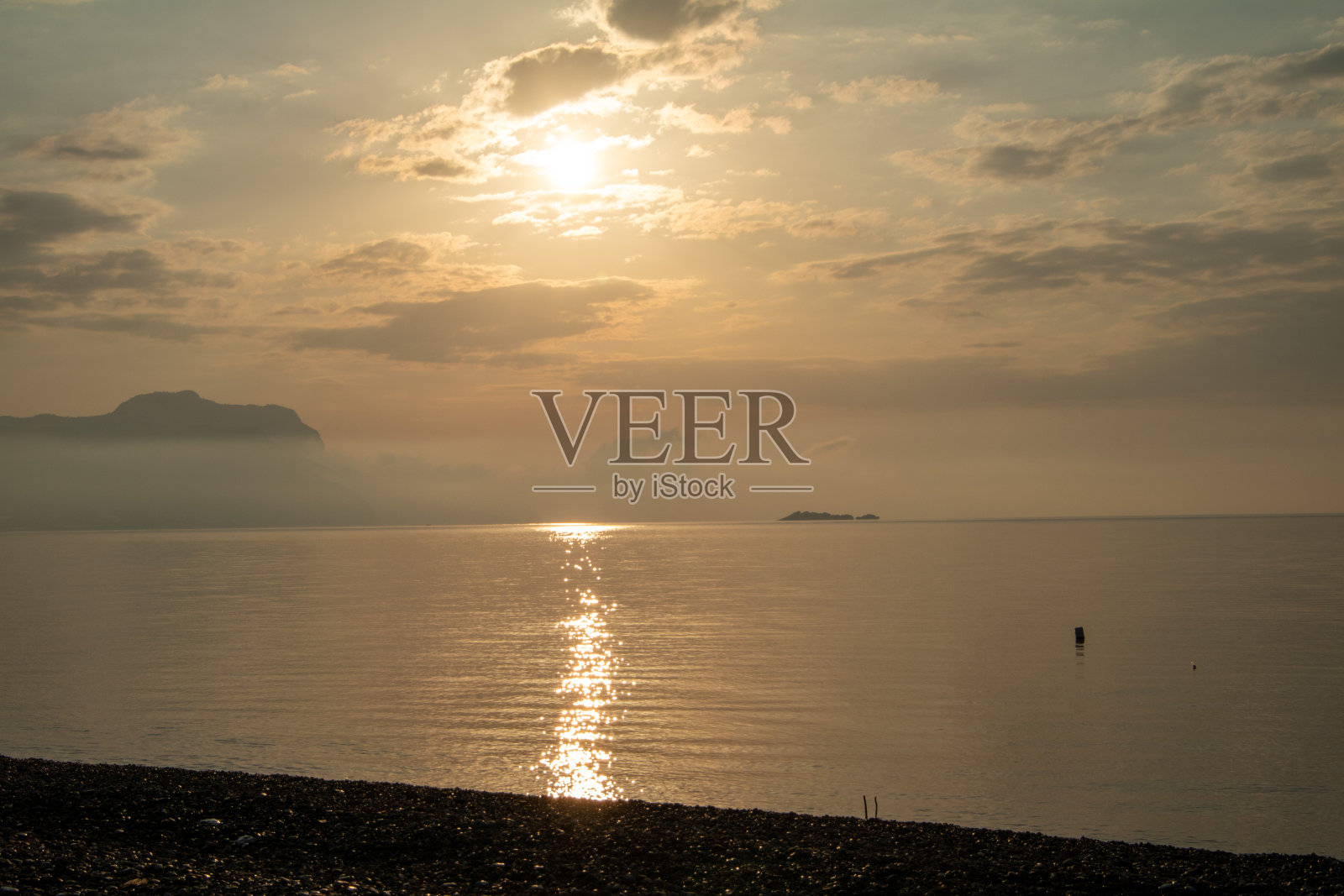 Ayın denize yansıması，sabah g<e:1> n doğumunda bulutlu dağlar照片摄影图片